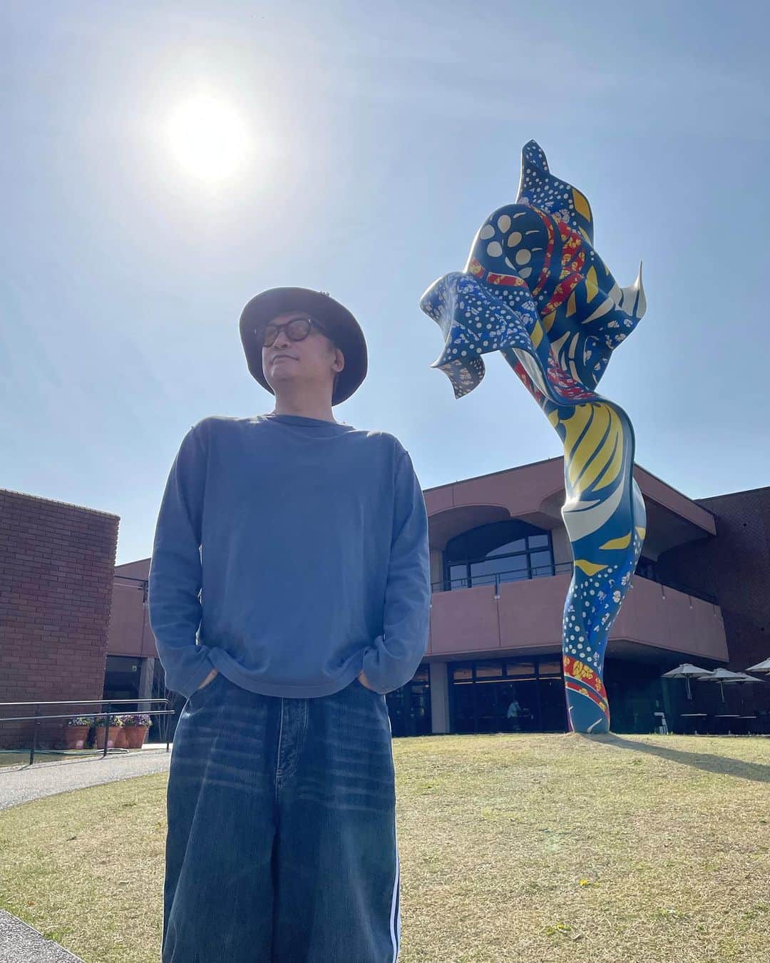 香取慎吾のインスタグラム：「7月に個展を開催する #福岡市美術館 に行ってきた。とっても素敵な美術館でした。ここで個展が出来るなんて感激です。嬉しくて空を見上げてニヤニヤしてゾワついた。 #WhoAmITour」