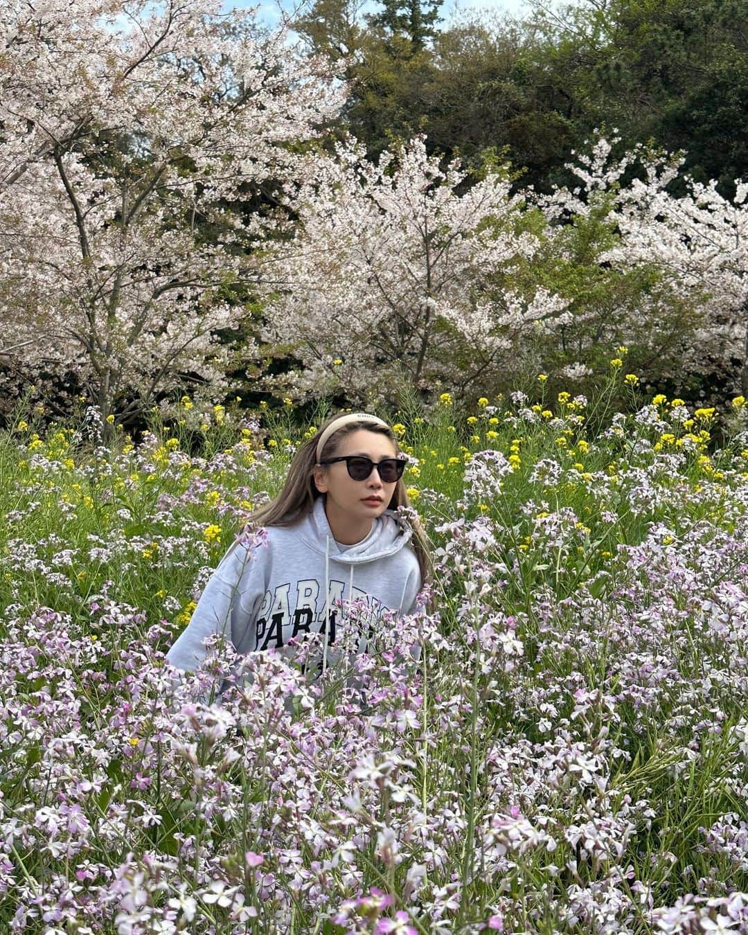ジェアのインスタグラム：「제아의 봄날 🌿🤍 제주에 살지만 제주를 이렇게나 여행자처럼 누리게 해준 엔프피동생 @wwwwwwere  민정양과 함께라  발바닥에 불은나지만 행복했다 😀」
