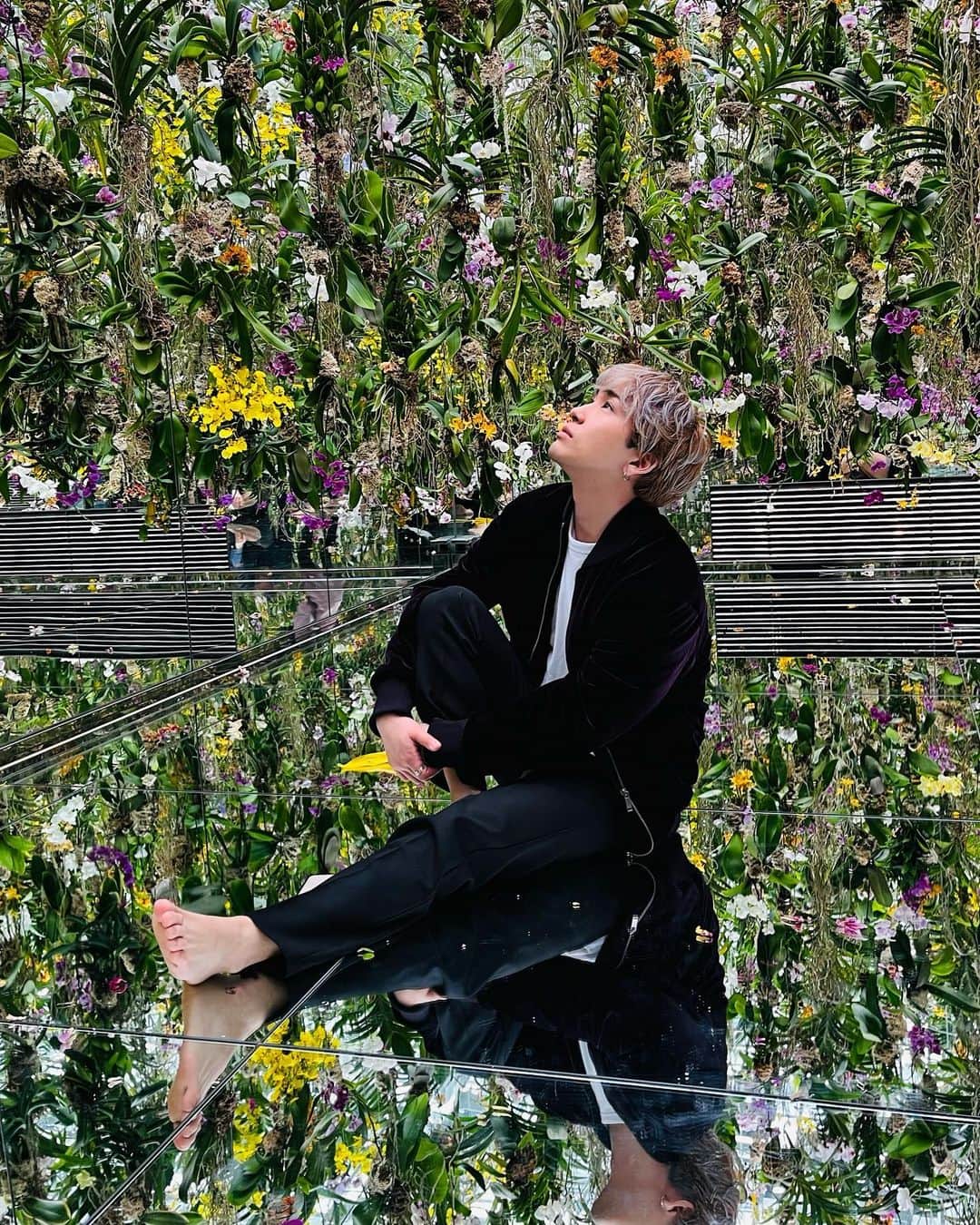 山邊玲音さんのインスタグラム写真 - (山邊玲音Instagram)「先日行ったチームラボのこのお花の場所が素敵すぎた😭💐  今日から4月ということで‥  決して最高に順風満帆とはいきませんが、会社創設して早三ヶ月、体当たりで学びながら組織としても前進できております😌  新たな仲間にも出会えて、本当に周りに恵まれてると心の底から感じる反面、自分の未熟さに憂いそうになる事もまだまだあるので、斬新かつ丁寧な仕事をひとつずつ積み重ねていこうと思います。  人生という短い時間の中で、沢山の「経験」と様々な属性の方との「出会い」に価値を置いている僕にとって、10年間やってきた芸能の仕事を一回ストップしてでも会社創設した決断は正解だったと感じ始めています！  バチェロレッテのメンバーとも沢山会いたいので、更にギアを入れてこの先進みます🔥  皆さん、一緒に頑張りましょうね😉🙌  #バチェロレッテ #バチェラー #バチェロレッテ2」4月1日 18時32分 - reon_yamabe