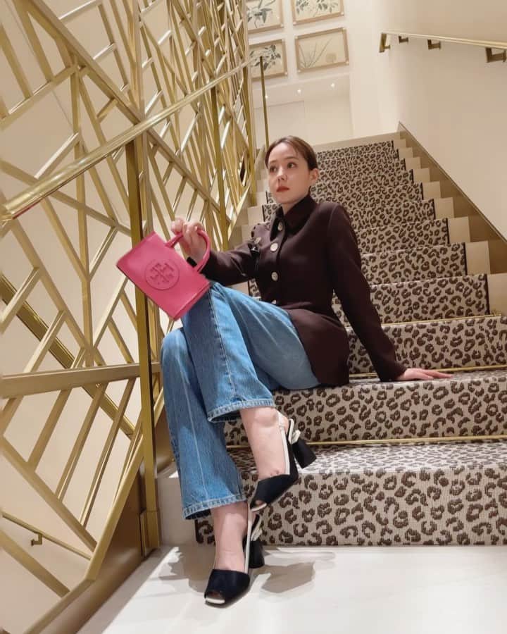 のインスタグラム：「@toryburch 👜 🐇  #toryburch  #ellabio  #ladybugsneaker」