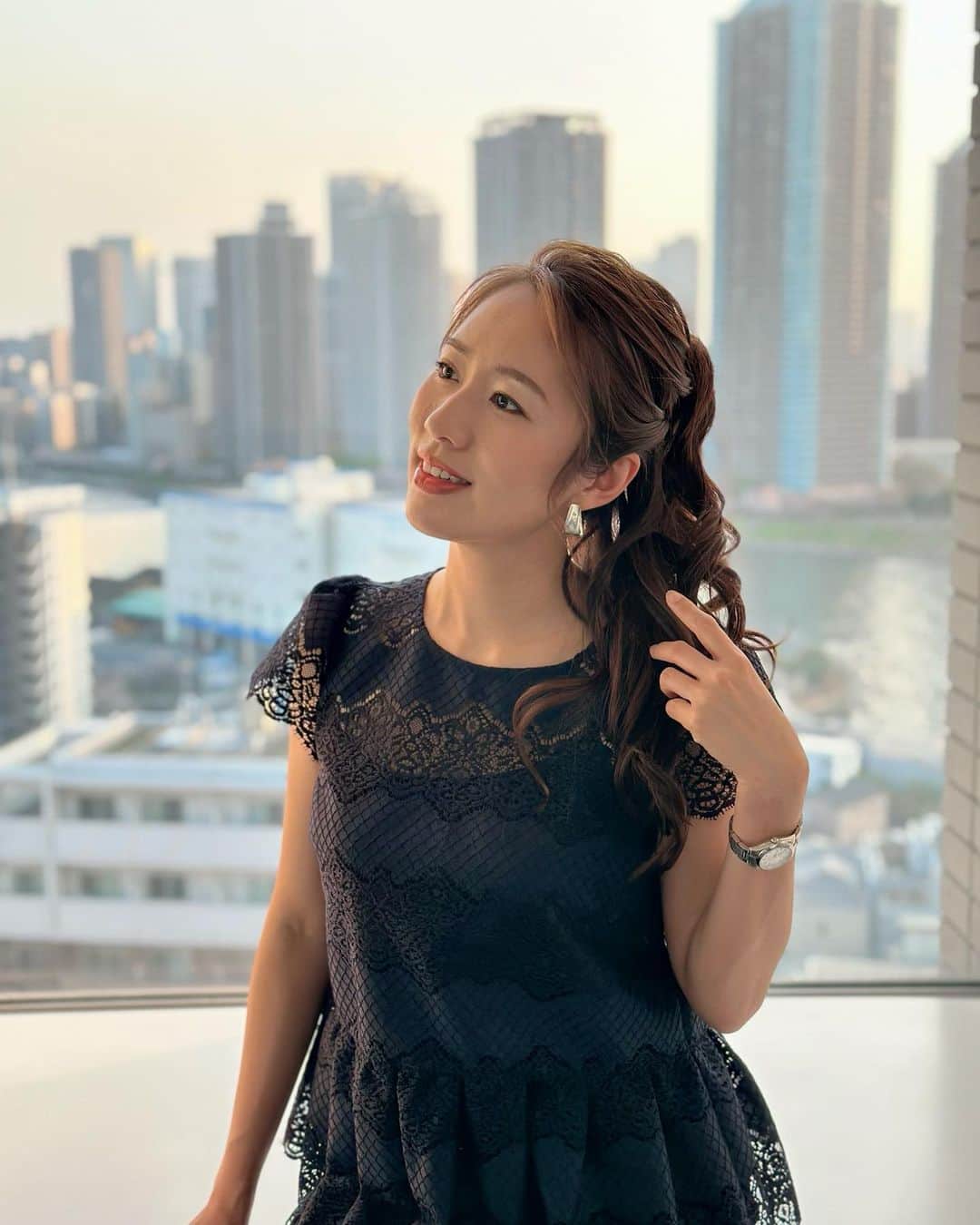 守永真彩のインスタグラム：「. . 今日から4月！！ 暖かくて競馬日和な1日でしたね🤍 新年度、気持ちを新たにがんばりましょう🌸  今夜もグリーンチャンネル 日曜レース展望KEIBAコンシェルジュ✨ 19:30ー生放送です‼️  担当は須田さんと辻さん！  ぜひご覧ください😊  #今日は久々にポニーテールにしてもらいました🏇」