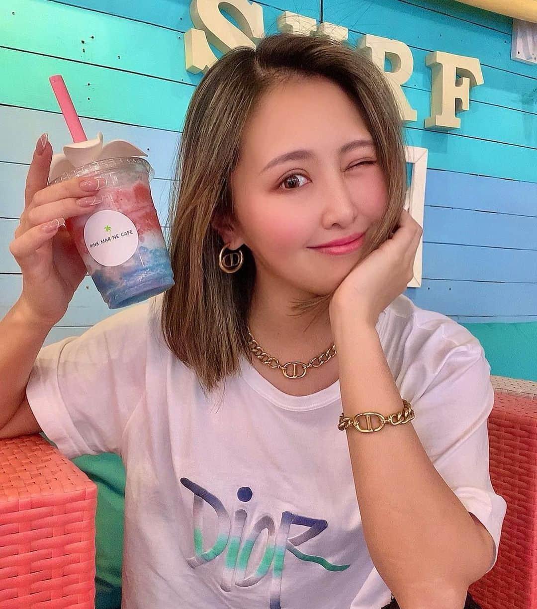 CHINATSUのインスタグラム：「Hello April🌸 . ピンクマリンカフェのスムージー毎朝飲みたい☀️🍹 ボトル買いできないかな🥹ww   恩納村に来たら 👉🏽@pinkmarinecafe ❣️  #沖縄 #恩納村 #ピンクマリンカフェ #スムージーカフェ #okinawa #pinkmarinecafe #smoothielover #dior #diorlover」