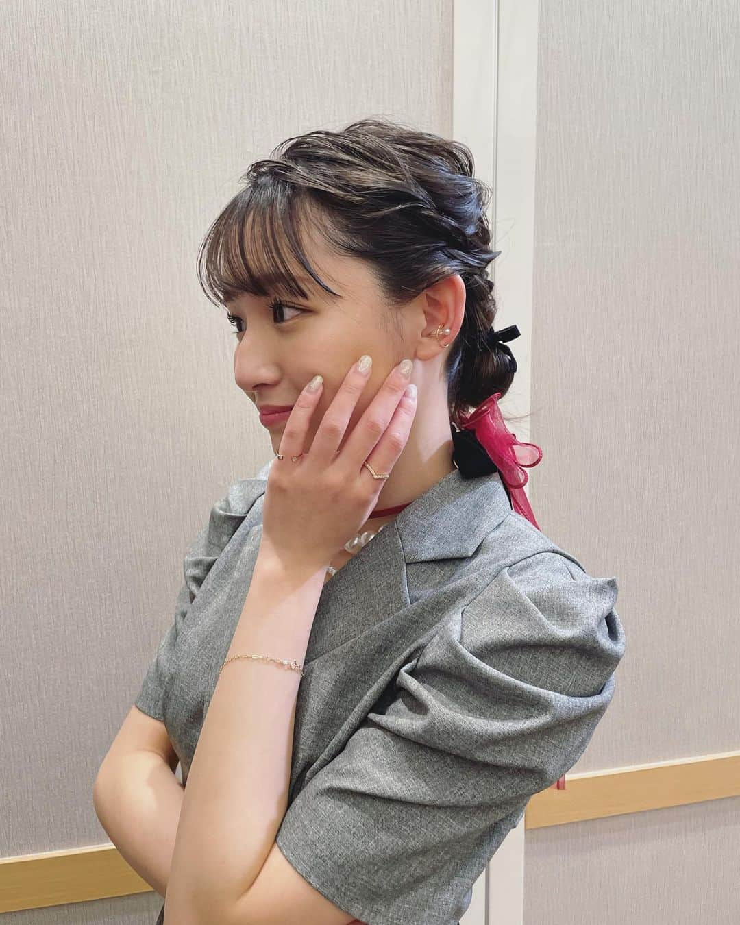 浅川梨奈のインスタグラム：「浅川梨奈バースデーイベント お越しくださった皆様ありがとうございました✨  ベルリオーズをイメージでグレーと赤リボン🐾笑  たくさんの方にお祝いしてもらって幸せです、 また会おうねありがとう！」