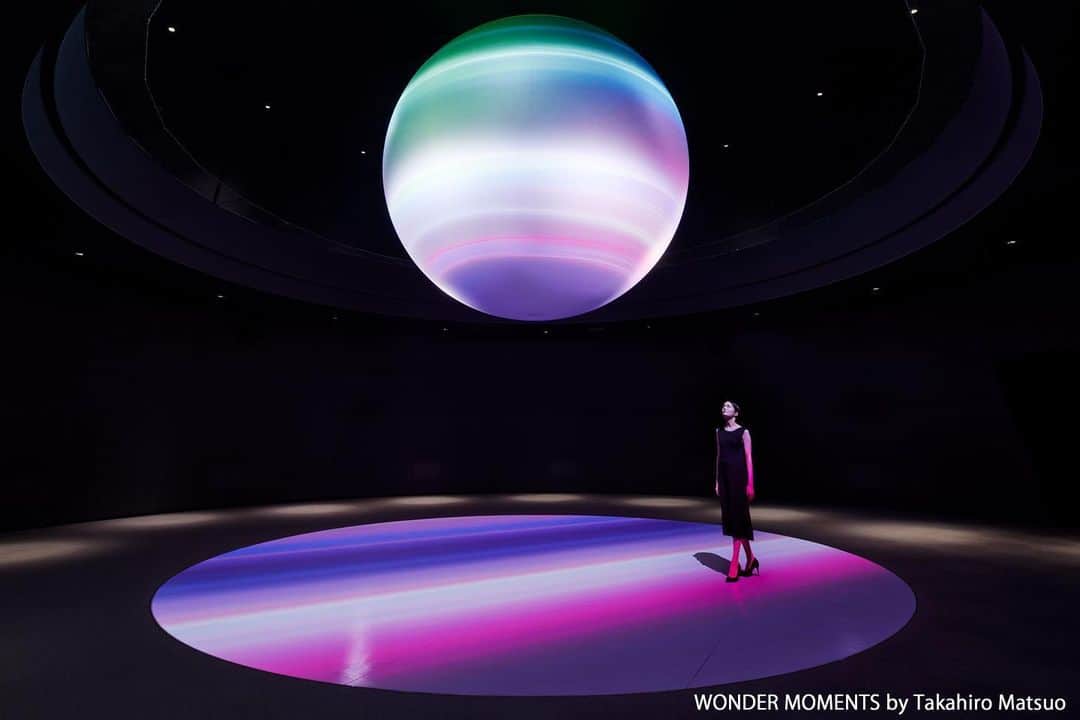 生きているミュージアム　NIFREL（ニフレル）公式さんのインスタグラム写真 - (生きているミュージアム　NIFREL（ニフレル）公式Instagram)「NEW WONDER MOMENTS ❶  3月1日にバージョンアップした 「WONDER MOMENTS (ワンダーモーメンツ)」をあらためてご紹介します。 . . 巨大アート空間に浮かぶ 直径5メートルの球体に映し出されるのは、 自然や生きものから抽出された 〝WONDER〟=〝驚き〟の瞬間たち🎞  花や水、地球や星などさまざまなシーンが広がります。  今回のバージョンアップでは 新たに9つのシーンが加わりました✨ その中から一部をご紹介します(スワイプしてご覧ください)  　1. LIQUID  水の光と屈折 　2. AEQUOREA  クラゲのプリズム反射  　3. MOON  月の満ち欠け 　4. PHENOMENON  現象の象徴 　5. TRANS  グラスキャットの色彩  足下に広がる円形スクリーンの中で映像を間近に楽しんだり、 少し離れて空間全体を眺めてみたり… 楽しみ方や感じ方はその時、その人それぞれのはず。  実際にこの空間で音楽と映像にふれると、 感性が広がるような新しい発見があると思います。  アーティスト #松尾高弘 さんによって創り出された、 ここにしかない光のアートをぜひ体験してください😌✨  #世界はワンダーであふれてる　 #ニフレル #WONDERMOMENTS」4月1日 18時39分 - nifrel_official