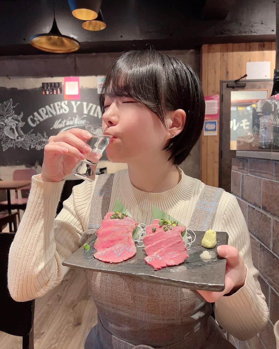 蒼井まやさんのインスタグラム写真 - (蒼井まやInstagram)「. 丁寧な低温調理肉刺し&肉寿司！ こだわりの日本酒と相性抜群🍶  🔴牛古家 ✔️西船橋駅 徒歩1分  肉刺しがほんっとうに美味しいお店。 久々に美味しい肉刺し食べた🥺💓  ・タン ・ハツ ・黒毛和牛モモ  お醤油、ごま油、おろしニンニク、岩塩でいただきましたよ✨  タンは柔らかくて、でも程よく噛みごたえあって最高🫶✨  個人的にはハツが超好みでした！ 低温調理ならではのレア感とハツのぶりぶり感🥺💓 美味しすぎて食べるの勿体無い〜ってなりました。  黒毛和牛のモモは赤みの旨さはありつつ程よく脂が乗っていて その脂が口に残ったまま日本酒流し込むの最高！🍶💓  日本酒は店主さんこだわりの銘柄が揃っていて🍶 日本酒お好きなんだなーっていうのが伝わってきて と〜っても楽しめました☺️💓  ・獺祭 純米大吟醸45 ・獺祭 純米大吟醸磨き3割9分 ・陸奥八仙 ピンクラベル 吟醸生酒 ・天美 純米吟醸 うすにごり生原酒 ・手取川 純米大吟醸 特醸あらしぼり  陸奥八仙のピンクラベル美味しかった💓 フルーティーで飲みやすくふわっと香る系の日本酒。 普段フルーティー系そんな飲まないのですが この陸奥八仙のピンクラベルはフルーティーすぎないので すっきり感もあってかなり好みでした☺️💓  そして天美のうすにごり！通称「桃天」🍑 優しくて爽やかでフレッシュで 微発泡な感じで肉の脂に合う。 桃天は天美の中でも人気No.1で即完売らしく 飲めたの本当ラッキーだったな…🥺💓  肉寿司×日本酒も良かった。 写真3枚め右から  ・黒毛和牛炙り ・黒毛和牛モモ ・豚トロ  肉寿司だいっすきなので幸せすぎた。 いわゆる鮨と日本酒はもちろん合うけど 肉寿司と日本酒最高だって気付かされました。  店内も落ち着いていてオシャレで ゆったりとお肉とお酒を楽しめるお店さんです。  PR @ushikoya.nishifunabashi #肉刺し #肉寿司 #西船橋グルメ #船橋居酒屋 #牛古家 #西船橋居酒屋 #日本酒居酒屋 #カクテル居酒屋 #千葉居酒屋 #低温調理 #肉食女子 #肉食系女子 #肉食べたい #肉活 #肉テロ #飯テロ #飯テロ部 #飯テログラム #肉スタグラム #肉好きな人と繋がりたい #グルメ好きな人と繋がりたい #居酒屋好きな人と繋がりたい #肉寿司 #黒毛和牛 #和牛好きな人と繋がりたい #wagyu #日本酒女子 #日本酒好きな人と繋がりたい #日本酒好き #日本酒スタグラム」4月1日 18時39分 - mayayan_dayo