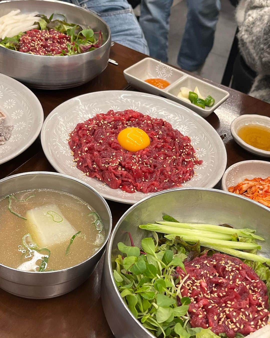 草野星華さんのインスタグラム写真 - (草野星華Instagram)「. 韓国での最後の夜ご飯は、ヨーロッパ旅行のトランジットで丁度韓国にいたお姉ちゃんと食べました🥩  初ユッケを致死量ぐらい食べさせられた日です。」4月1日 18時39分 - ykys410
