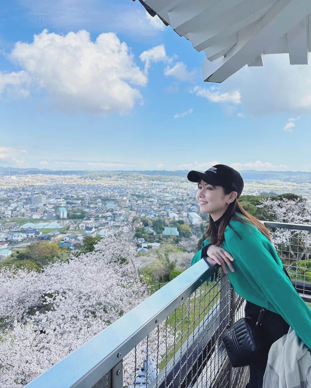 石川恋さんのインスタグラム写真 - (石川恋Instagram)「🌸🌸🌸 満開の桜に囲まれ聳え立つ館山城は圧巻でした🏯 今日から4月！ 私の場合大きく環境が変わるわけではないけど、毎年4月を迎えると背筋がピシッと伸びる感覚になります☺️ 新入学、新学期、新社会人、新生活、、この時期たくさんの新○○があると思いますが、皆さんがそれぞれの環境で凛と咲いていけますように。 私も本年度も頑張ります🌷」4月1日 18時41分 - ren_ishikawa