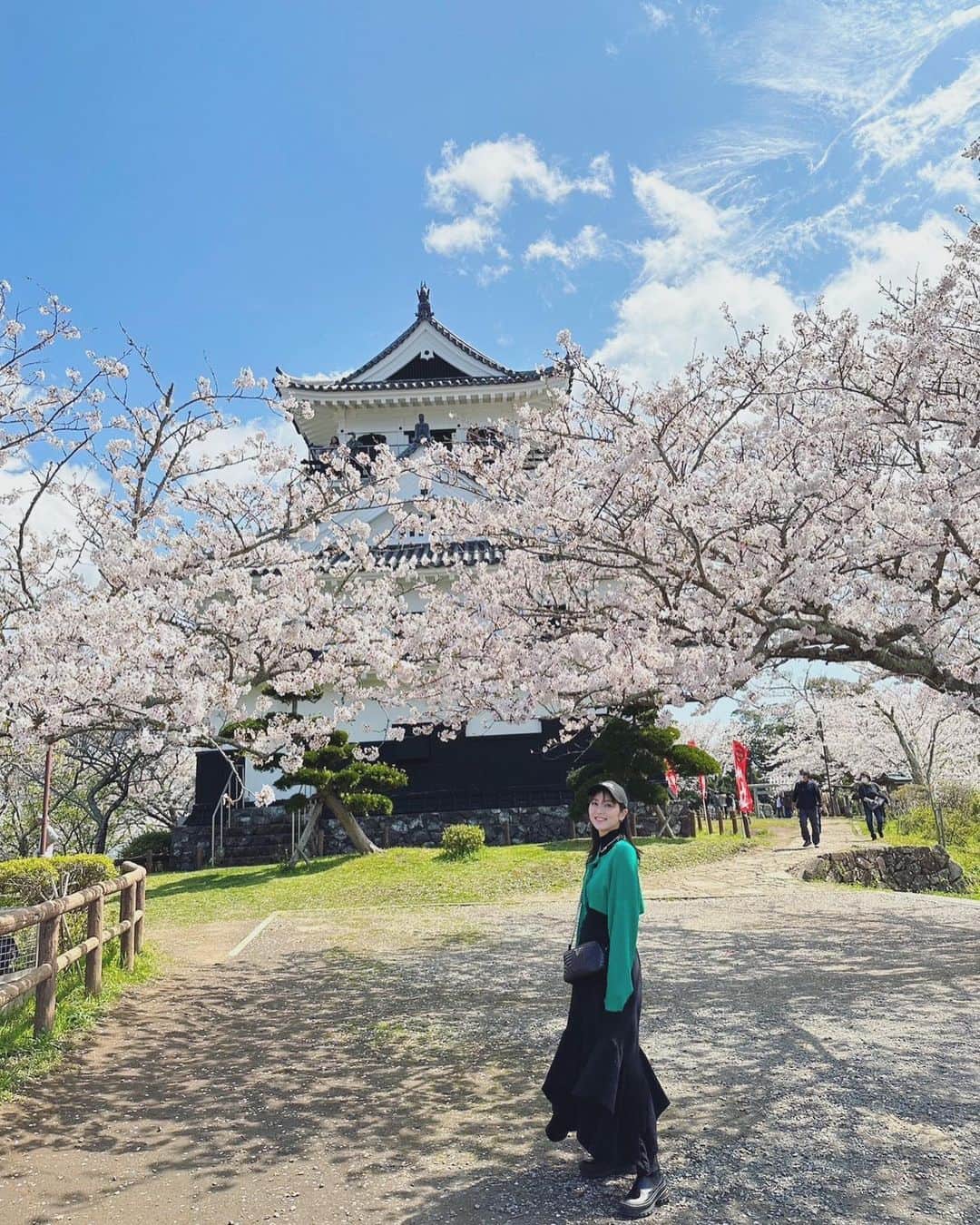 石川恋さんのインスタグラム写真 - (石川恋Instagram)「🌸🌸🌸 満開の桜に囲まれ聳え立つ館山城は圧巻でした🏯 今日から4月！ 私の場合大きく環境が変わるわけではないけど、毎年4月を迎えると背筋がピシッと伸びる感覚になります☺️ 新入学、新学期、新社会人、新生活、、この時期たくさんの新○○があると思いますが、皆さんがそれぞれの環境で凛と咲いていけますように。 私も本年度も頑張ります🌷」4月1日 18時41分 - ren_ishikawa