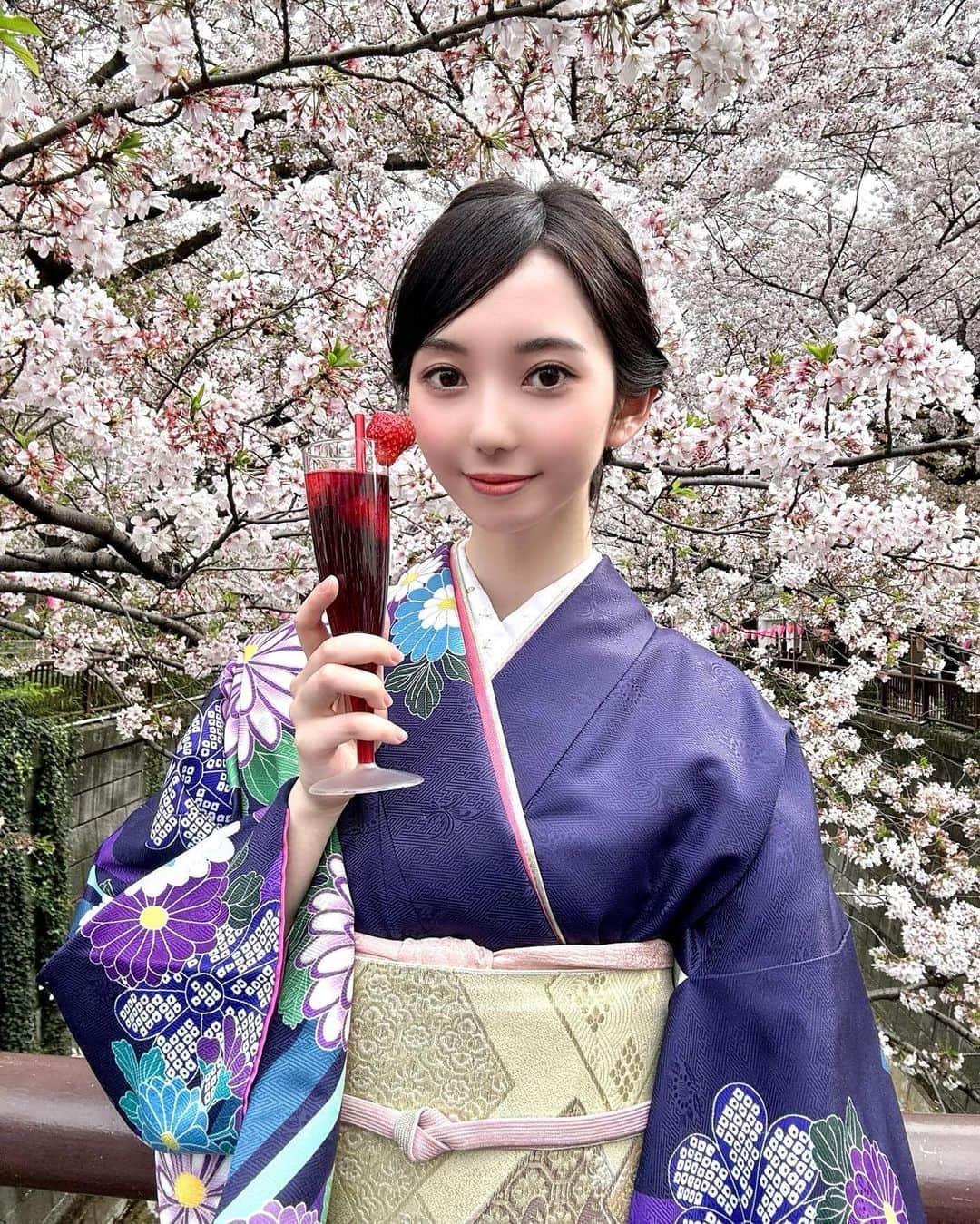 漆畑瑠菜さんのインスタグラム写真 - (漆畑瑠菜Instagram)「4月もよろしくお願いします🌸  オフイベ前に桜を見ながらシャンパン2杯飲みました🥂🍓 ・ #目黒川#桜#着物#和装#女将 風 #ライブ配信#17live#ライバー#新人女優 #着物女子#ヘアアレンジ#エイプリルフール」4月1日 18時41分 - arieluna0716