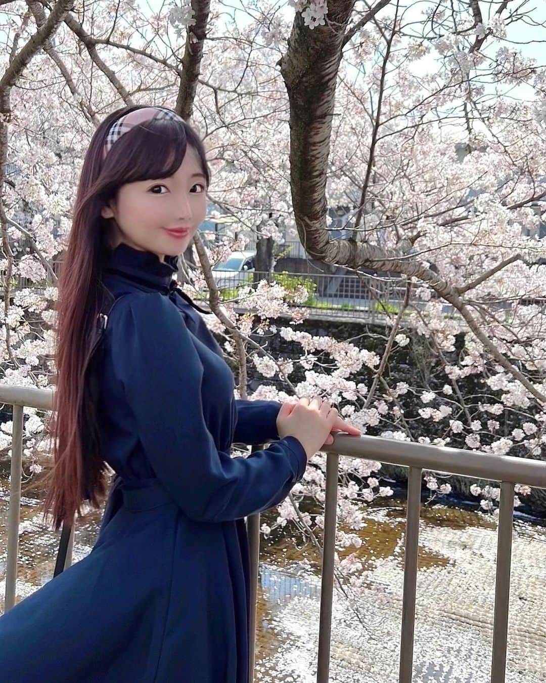 坂地久美さんのインスタグラム写真 - (坂地久美Instagram)「今日は、🌸桜祭り🌸行って来たよ🥰  桜の花びらがキラキラ舞ってとっても綺麗だったなぁ💕  #桜祭り #桜 #さくら #恩田川 #恩田川の桜」4月1日 18時42分 - sakachikumi