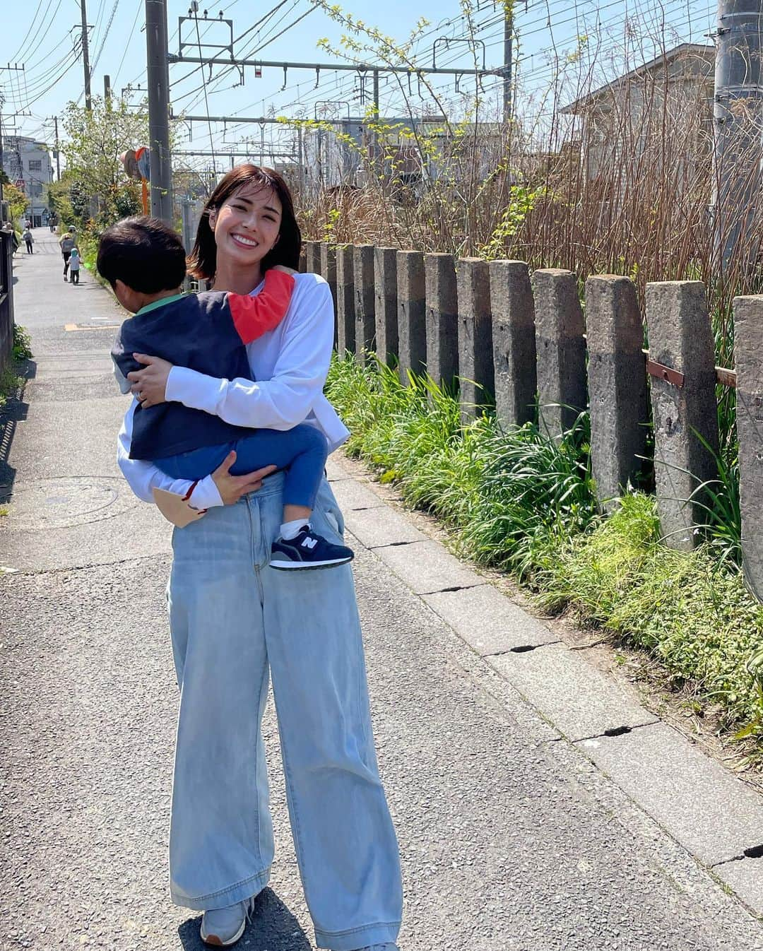 山崎愛香のインスタグラム：「. カメラマンさんの写真展を見に春の鎌倉へ✨✨ 桜を見に沢山の人が居たけど、 うまく人混みを避けられてゆったりした鎌倉を味わえました☺️ Googleで検索して当日予約でタイミングよく入れたイタリアンは キッズパスタもあって美味しかった❤️ わたしは大盛りにすれば良かった🤤❤️ 何度来ても鎌倉はいいね✨✨ #鎌倉子連れ #鎌倉 #男の子のママ #2歳 #にしてもう何回も写真展行ってる」