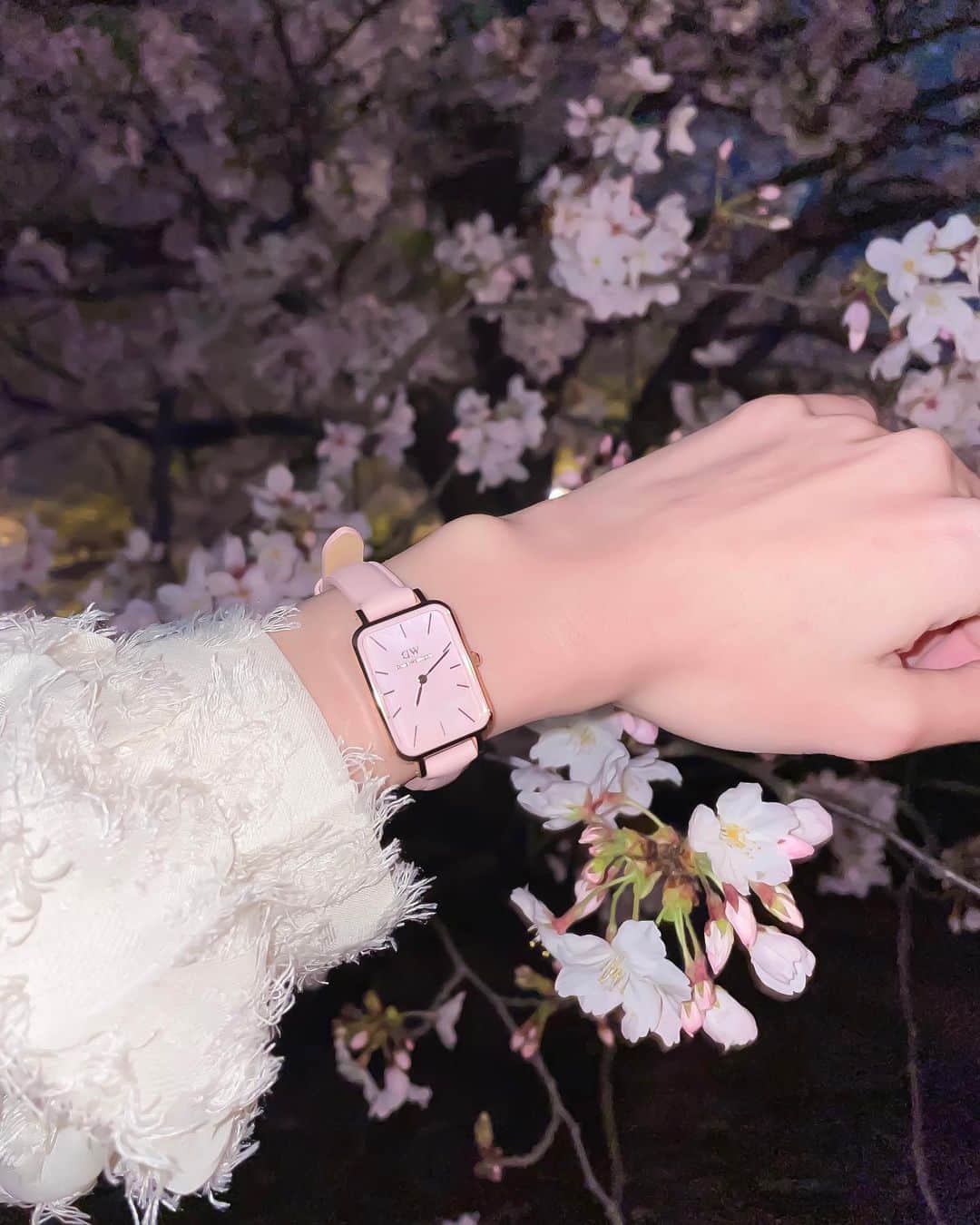 Kanaさんのインスタグラム写真 - (KanaInstagram)「ㅤ ㅤ 先日夜桜を見に行ってきました🌜 ㅤ 夜桜、日中とは違った雰囲気で すごい綺麗だった🥹✨ 夜空に桜が映える、、！ ㅤ ライトアップされてる桜って 風情があっていいね😮‍💨🌸 ㅤ ㅤ この日のお花見コーデはこちら💁🏻‍♀️ ㅤ tops / @gigi_viora_official pants / @uniqlo_jp shoes / @randa_pic watch, necklace / @danielwellington pierces / @anemone_official bag / @olu.myself ㅤ このコーデ、お洋服から小物まで まるっっっと全部お気に入り🫶🏻 ㅤ ㅤ このペプラムトップス、 きっちり系もカジュアル系も合うから すごい重宝する🦙🫧 ㅤ DWの腕時計は 桜カラーでお花見にぴったりだった🌸💓 ㅤ 何個か前の投稿にも載せましたが、 DW公式ウェブサイトと直営店舗で使用可能の 15%OFFになるクーポンコードを 発行していただいたので ぜひお使いください~~🐶🎟💘 ▷▷▷【 igkalnnas 】( 使用期限:2023年5月31日 ) ㅤ 丁度今「DWと春を呼べ」投稿キャンペーン ( 5名に総額50万円（仮）の豪華プレゼント )を 開催しているので要チェックです👌🏻💗 ㅤ ㅤ ㅤ ㅤ ㅤ ㅤ ㅤ ㅤ ㅤ #ダニエルウェリントン #DWPastel #DWと春を呼べ #春先取り #プレゼントキャンペーン #YESDW #danielwellington #春コーデ #お花見コーデ #お散歩コーデ #お花見 #夜桜 #桜 #ジジヴィオラ #sakura #outfitoftheday #ootd #gigiviora」4月1日 18時43分 - kalnnas2