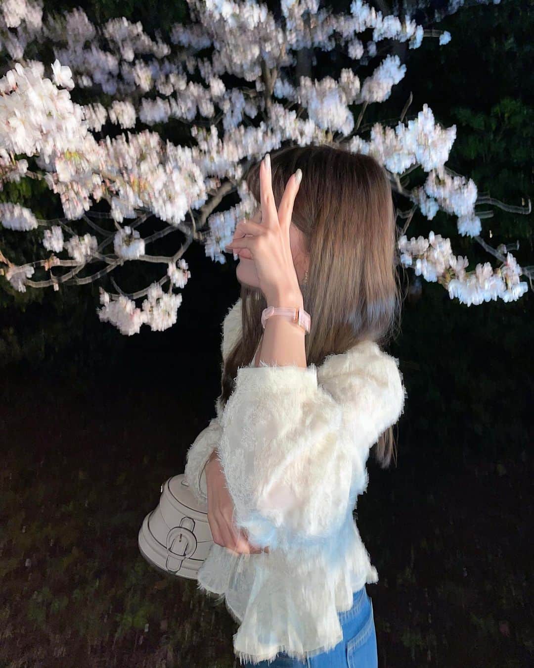 Kanaさんのインスタグラム写真 - (KanaInstagram)「ㅤ ㅤ 先日夜桜を見に行ってきました🌜 ㅤ 夜桜、日中とは違った雰囲気で すごい綺麗だった🥹✨ 夜空に桜が映える、、！ ㅤ ライトアップされてる桜って 風情があっていいね😮‍💨🌸 ㅤ ㅤ この日のお花見コーデはこちら💁🏻‍♀️ ㅤ tops / @gigi_viora_official pants / @uniqlo_jp shoes / @randa_pic watch, necklace / @danielwellington pierces / @anemone_official bag / @olu.myself ㅤ このコーデ、お洋服から小物まで まるっっっと全部お気に入り🫶🏻 ㅤ ㅤ このペプラムトップス、 きっちり系もカジュアル系も合うから すごい重宝する🦙🫧 ㅤ DWの腕時計は 桜カラーでお花見にぴったりだった🌸💓 ㅤ 何個か前の投稿にも載せましたが、 DW公式ウェブサイトと直営店舗で使用可能の 15%OFFになるクーポンコードを 発行していただいたので ぜひお使いください~~🐶🎟💘 ▷▷▷【 igkalnnas 】( 使用期限:2023年5月31日 ) ㅤ 丁度今「DWと春を呼べ」投稿キャンペーン ( 5名に総額50万円（仮）の豪華プレゼント )を 開催しているので要チェックです👌🏻💗 ㅤ ㅤ ㅤ ㅤ ㅤ ㅤ ㅤ ㅤ ㅤ #ダニエルウェリントン #DWPastel #DWと春を呼べ #春先取り #プレゼントキャンペーン #YESDW #danielwellington #春コーデ #お花見コーデ #お散歩コーデ #お花見 #夜桜 #桜 #ジジヴィオラ #sakura #outfitoftheday #ootd #gigiviora」4月1日 18時43分 - kalnnas2
