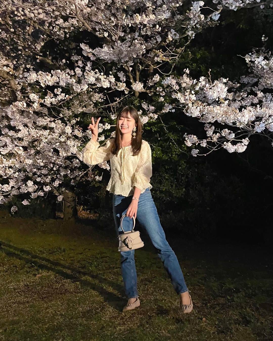 Kanaさんのインスタグラム写真 - (KanaInstagram)「ㅤ ㅤ 先日夜桜を見に行ってきました🌜 ㅤ 夜桜、日中とは違った雰囲気で すごい綺麗だった🥹✨ 夜空に桜が映える、、！ ㅤ ライトアップされてる桜って 風情があっていいね😮‍💨🌸 ㅤ ㅤ この日のお花見コーデはこちら💁🏻‍♀️ ㅤ tops / @gigi_viora_official pants / @uniqlo_jp shoes / @randa_pic watch, necklace / @danielwellington pierces / @anemone_official bag / @olu.myself ㅤ このコーデ、お洋服から小物まで まるっっっと全部お気に入り🫶🏻 ㅤ ㅤ このペプラムトップス、 きっちり系もカジュアル系も合うから すごい重宝する🦙🫧 ㅤ DWの腕時計は 桜カラーでお花見にぴったりだった🌸💓 ㅤ 何個か前の投稿にも載せましたが、 DW公式ウェブサイトと直営店舗で使用可能の 15%OFFになるクーポンコードを 発行していただいたので ぜひお使いください~~🐶🎟💘 ▷▷▷【 igkalnnas 】( 使用期限:2023年5月31日 ) ㅤ 丁度今「DWと春を呼べ」投稿キャンペーン ( 5名に総額50万円（仮）の豪華プレゼント )を 開催しているので要チェックです👌🏻💗 ㅤ ㅤ ㅤ ㅤ ㅤ ㅤ ㅤ ㅤ ㅤ #ダニエルウェリントン #DWPastel #DWと春を呼べ #春先取り #プレゼントキャンペーン #YESDW #danielwellington #春コーデ #お花見コーデ #お散歩コーデ #お花見 #夜桜 #桜 #ジジヴィオラ #sakura #outfitoftheday #ootd #gigiviora」4月1日 18時43分 - kalnnas2