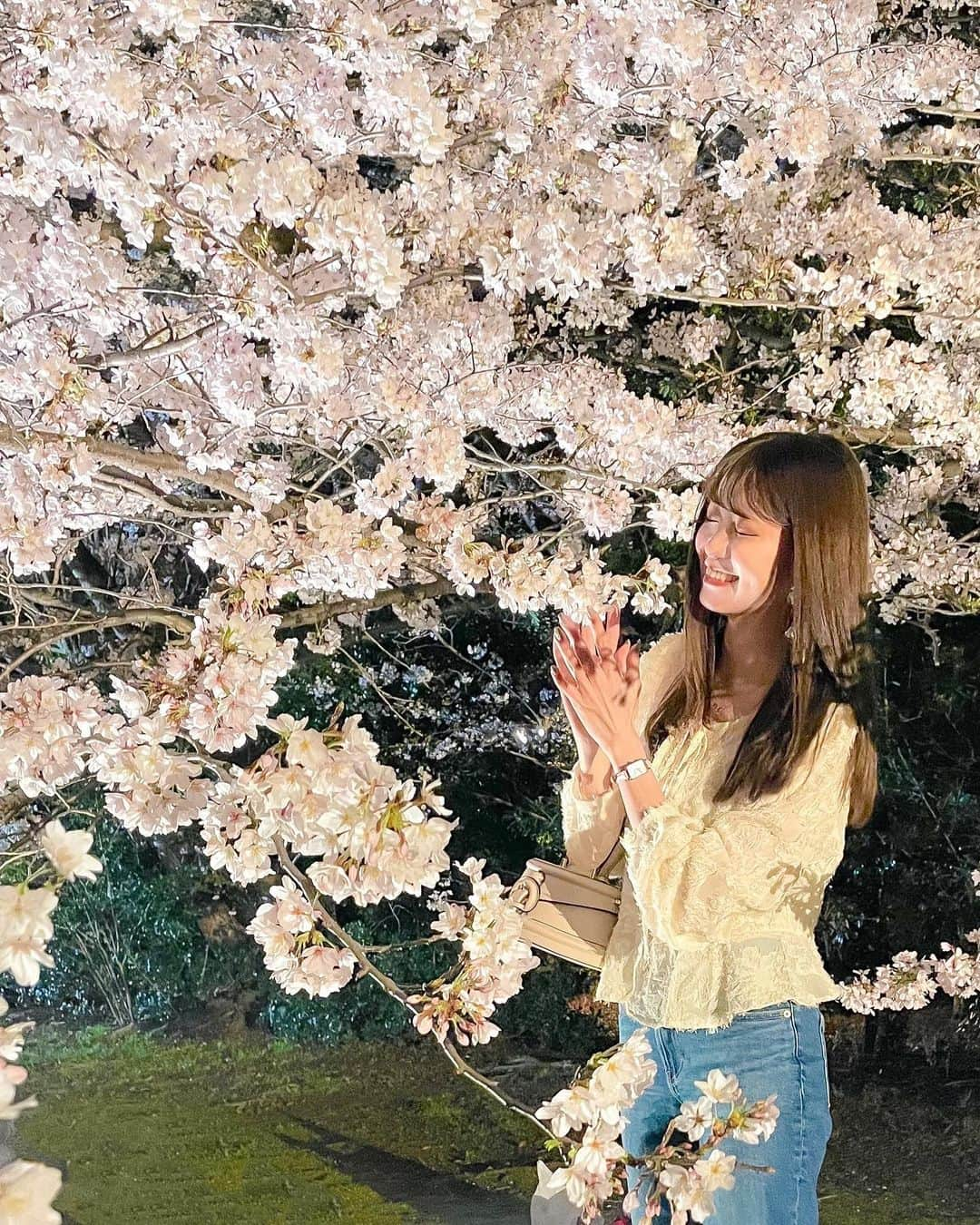 Kanaのインスタグラム：「ㅤ ㅤ 先日夜桜を見に行ってきました🌜 ㅤ 夜桜、日中とは違った雰囲気で すごい綺麗だった🥹✨ 夜空に桜が映える、、！ ㅤ ライトアップされてる桜って 風情があっていいね😮‍💨🌸 ㅤ ㅤ この日のお花見コーデはこちら💁🏻‍♀️ ㅤ tops / @gigi_viora_official pants / @uniqlo_jp shoes / @randa_pic watch, necklace / @danielwellington pierces / @anemone_official bag / @olu.myself ㅤ このコーデ、お洋服から小物まで まるっっっと全部お気に入り🫶🏻 ㅤ ㅤ このペプラムトップス、 きっちり系もカジュアル系も合うから すごい重宝する🦙🫧 ㅤ DWの腕時計は 桜カラーでお花見にぴったりだった🌸💓 ㅤ 何個か前の投稿にも載せましたが、 DW公式ウェブサイトと直営店舗で使用可能の 15%OFFになるクーポンコードを 発行していただいたので ぜひお使いください~~🐶🎟💘 ▷▷▷【 igkalnnas 】( 使用期限:2023年5月31日 ) ㅤ 丁度今「DWと春を呼べ」投稿キャンペーン ( 5名に総額50万円（仮）の豪華プレゼント )を 開催しているので要チェックです👌🏻💗 ㅤ ㅤ ㅤ ㅤ ㅤ ㅤ ㅤ ㅤ ㅤ #ダニエルウェリントン #DWPastel #DWと春を呼べ #春先取り #プレゼントキャンペーン #YESDW #danielwellington #春コーデ #お花見コーデ #お散歩コーデ #お花見 #夜桜 #桜 #ジジヴィオラ #sakura #outfitoftheday #ootd #gigiviora」