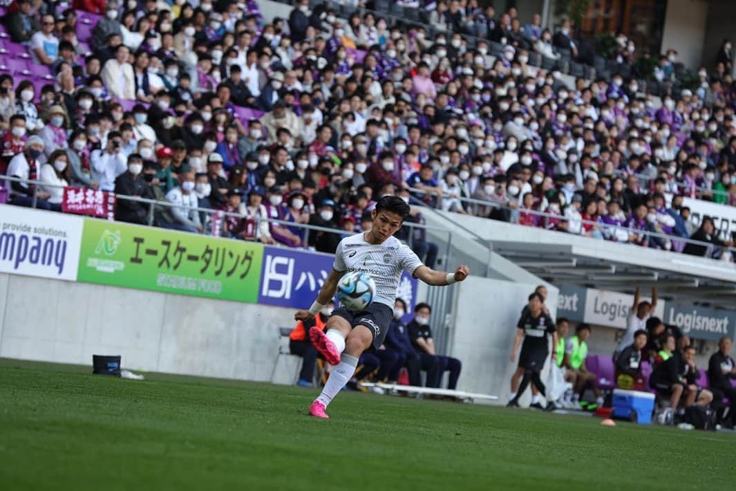 佐々木大樹のインスタグラム：「今日最高の応援ありがとうございました！🦍🤙 この調子でもっともっと！🔥  #ヴィッセル神戸 #康也くんナイスゴール #アシストつけてくれてありがとう  #🦍🤙」