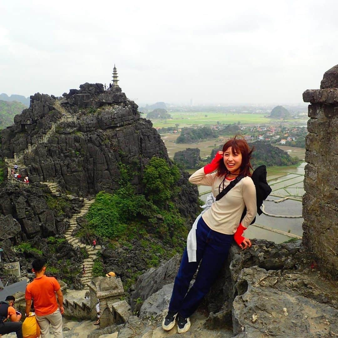 岡田美里さんのインスタグラム写真 - (岡田美里Instagram)「先日、お姉ちゃんとベトナムのハノイへ旅行に行きました✈️🇻🇳  電車が間近で通るカフェに行ったり☕️ ボートで洞窟探検したり、500段の階段を登ったり、、🏃‍♂️ 美味しいものもたくさん食べましたー！❤️ 特にお気に入りは、7枚目のチャーカー！雷魚を油で炒める料理で、これが旨味たっぷりでやみつきになって、日本では食べられない感じの味なんですよ〜🥹  日本からも比較的近くて、食べ物も美味しい、物価も安い、と良いことだらけなのでおすすめです☺️  #ベトナム旅行 #ハノイ」4月1日 18時46分 - okada__misato