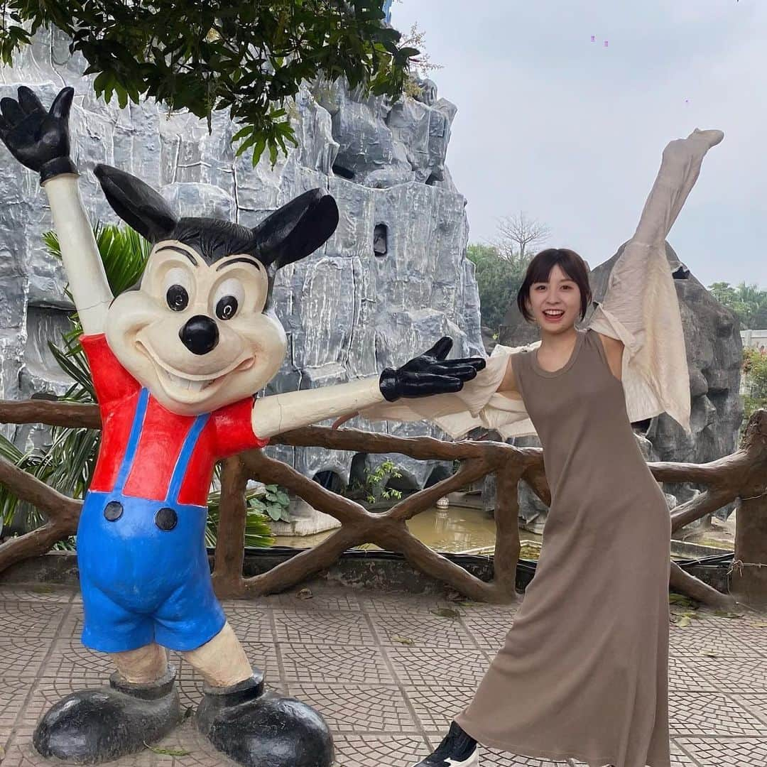 岡田美里さんのインスタグラム写真 - (岡田美里Instagram)「先日、お姉ちゃんとベトナムのハノイへ旅行に行きました✈️🇻🇳  電車が間近で通るカフェに行ったり☕️ ボートで洞窟探検したり、500段の階段を登ったり、、🏃‍♂️ 美味しいものもたくさん食べましたー！❤️ 特にお気に入りは、7枚目のチャーカー！雷魚を油で炒める料理で、これが旨味たっぷりでやみつきになって、日本では食べられない感じの味なんですよ〜🥹  日本からも比較的近くて、食べ物も美味しい、物価も安い、と良いことだらけなのでおすすめです☺️  #ベトナム旅行 #ハノイ」4月1日 18時46分 - okada__misato