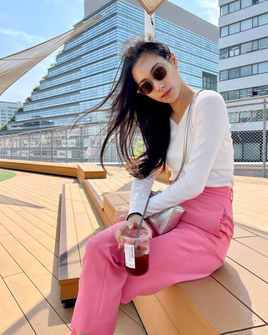 横川莉那のインスタグラム：「. 会う人みんなに 春だねぇ🌷 と言われる桜色のパンツ🌸 今日から４月！何とも早い🤯 . 3枚目はお好きなスプーンをお取り下さいと言われ ウザめに悩み中😙🥄（はよ選べと言われてます） #福岡 #久々緑以外のカラー登場」