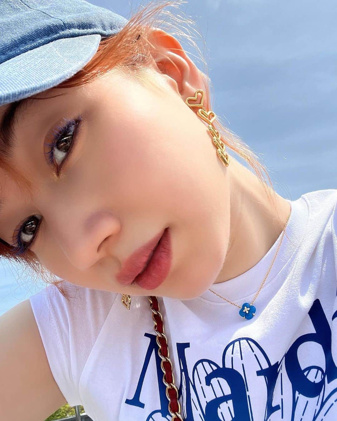 山本ソニアのインスタグラム：「ドアップセルフィーでアクセ見せ🦋 お春な私服はタグ付けしてるよ！」