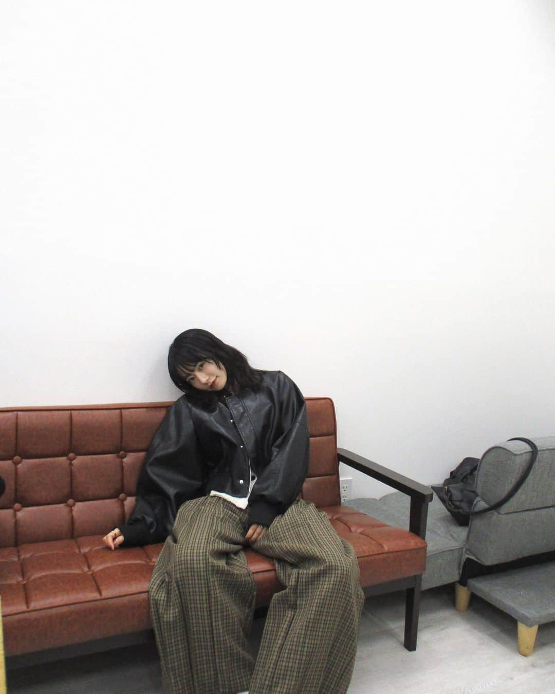 Nagomi（なごみ）さんのインスタグラム写真 - (Nagomi（なごみ）Instagram)「.  楽屋では基本寝てるか、お菓子食べてます🍫」4月1日 18時49分 - __nagomi32__