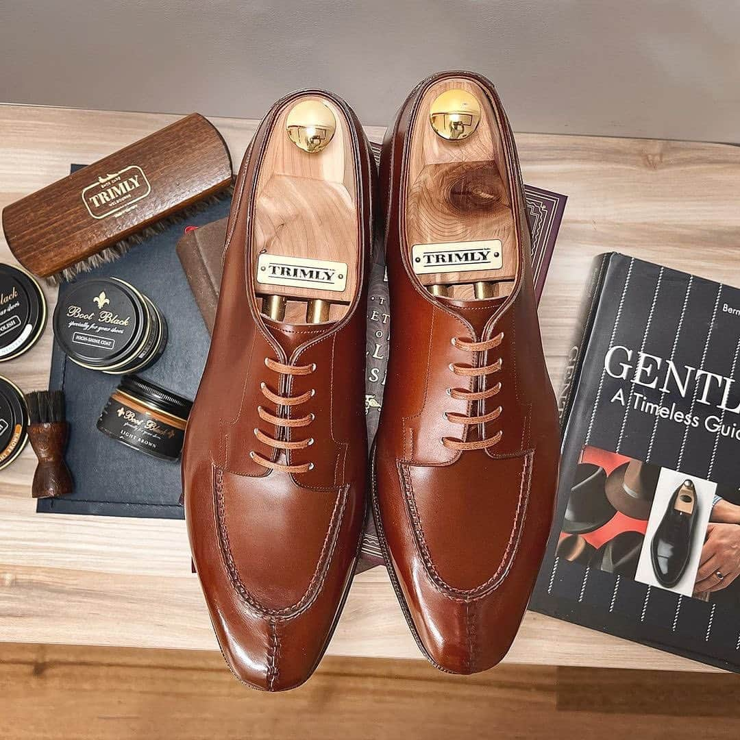 bootblack_officialのインスタグラム：「@houseofagin Respighi-S Handsewn Split Toe Derby's prepared for wear with 2x coats @Bootlack_Official light brown cream polish + 1 x layer of Boot Black High Shine Base & Coat. This brings out the colour and produces a lovely mild shine and accentuates the beautiful Zonta Cognac Museum Calf leather - also creating a base for a future mirror gloss.⁠ ⁠ #trimlyau #houseofagin #bootblack_official #shoecare #mirrorshine #goodyearwelt #highendshoes」