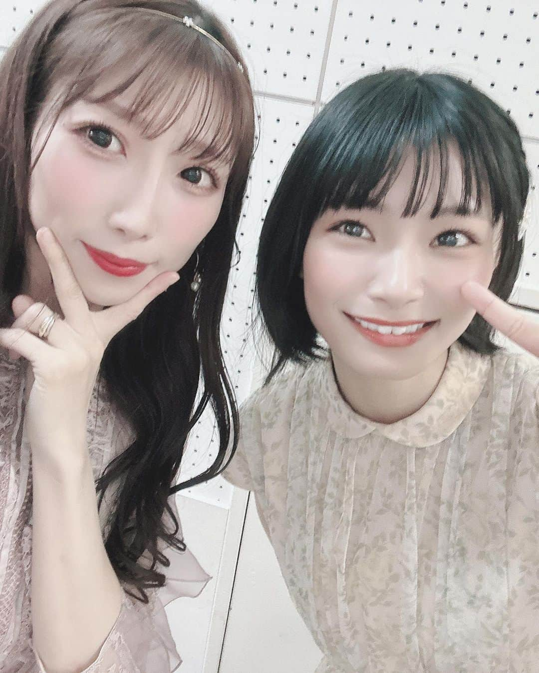 愛迫みゆさんのインスタグラム写真 - (愛迫みゆInstagram)「独壇場vol.2 ありがとうございました😊💓  今回は  桜色舞うころ/中島美嘉 うっせぇわ/Ado First Love/宇多田ヒカル でした🤍  春なので桜ソングで好きな曲と 声出しOKということで うっせぇわで声出しをして貰って First Loveでしっとりと🥺💕  いつもすごく曲迷うんだけど 今回も楽しんで頂けて嬉しかった🤍  春だからピンクのドレスだよ💕  結婚式とかにも着れそうだよね💒✨笑  毎回この日のために 新しいお洋服買って 備えるのも楽しかったり、、💕  前回はあやのんとるなぽん来てくれて 今回は彩花が来てくれたよ🤍笑 SAISON㌠本当なかよし👭💕笑  そして今回は るるちゃんと 日高里緒ちゃん 初めましての 山崎亜美瑠ちゃんも一緒で 皆とてもとても上手くて 刺激をたくさん貰いました☺️✨  皆で歌えたのも楽しかったです❣️  次は自分のソロ曲歌ってみようかなとか なに歌おうかなって まだ次決まってないのに考えてます🤔✨✨笑  なにが聞きたいですか？？👂💕  唯一の月一で会える機会だったから また出来ますように (*/ω＼*) 🌸 私自身でもイベントしたりしたいな！！！✨  4月はみちゃの生誕(4/20)で 会えるの楽しみにしてます🎂💜  久しぶりのSAISONの曲に AKBの曲もたのしみ！！！✨✨  追加の販売もあるかもって言ってたから まだチケット持ってないよって方は お知らせを待っててね( *//｀ω´//)♡  コメントお待ちしております🤍  #selfie #selca #セルカ #followme #フォローミー #instagood #instagram #codenate #fassion #instagood #live #ライブ #弾き語り」4月1日 18時52分 - aisakomiyu