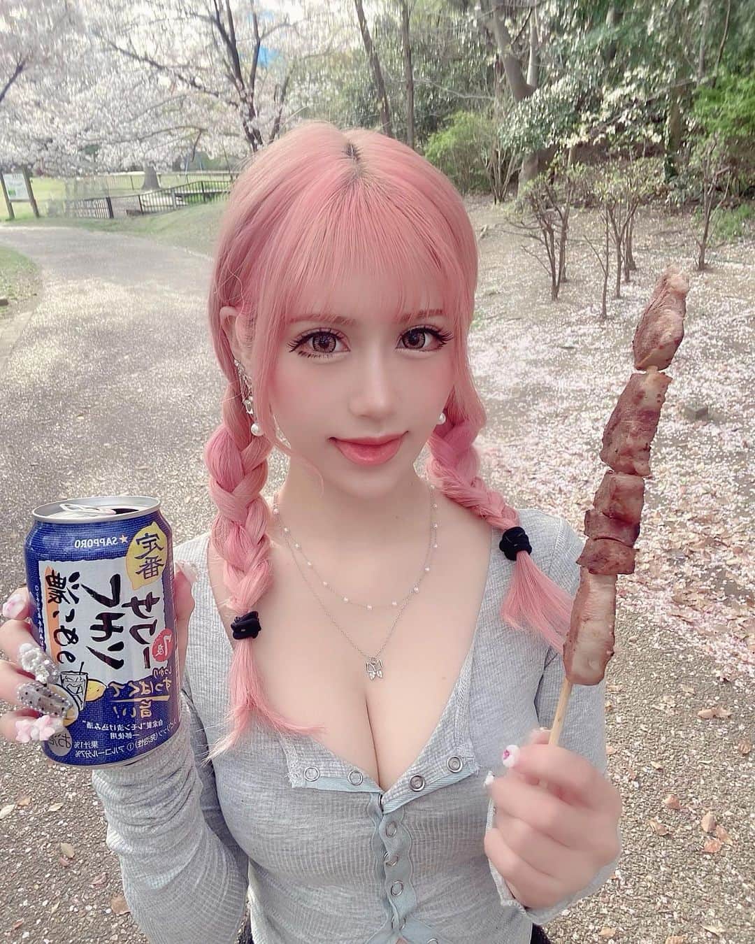 あいめろ姫のインスタグラム：「屋台でいっぱい食べたもん🍖💕  こめんと で絡んぢゃうよ〜！  あ、黒ゴム触れないでね、、🙍🏼‍♀️」