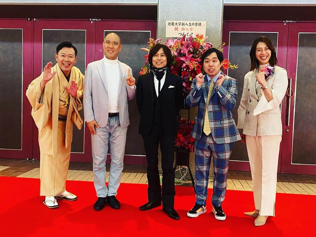 寺川綾のインスタグラム：「🌸近畿大学入学式🌸 新入生の皆さん、ご入学おめでとうございます㊗️ 今年もつんくさんプロデュースの華やかな入学式が挙行されました✨✨ 卒業生として今年も参加させていただき嬉しさと共に刺激を頂きました🙏 今年も近大のパワーがすごい💪💪💪 つんくさんはじめ、関係者の皆様お世話になりありがとうございました🙇‍♀️ #近畿大学 #入学式 #おめでとうございます  #つんくさんプロデュース #今年も迫力満点 #盛り上がりました #ナダルさんは #近大同期 #つんくさん #月亭文都さん #ナダルさん #せいやさん #石塚理奈さん #皆さんありがとうございました」