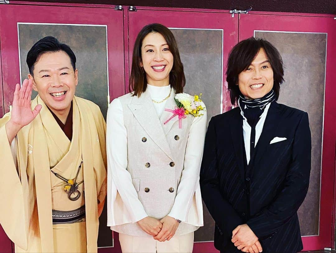 寺川綾さんのインスタグラム写真 - (寺川綾Instagram)「🌸近畿大学入学式🌸 新入生の皆さん、ご入学おめでとうございます㊗️ 今年もつんくさんプロデュースの華やかな入学式が挙行されました✨✨ 卒業生として今年も参加させていただき嬉しさと共に刺激を頂きました🙏 今年も近大のパワーがすごい💪💪💪 つんくさんはじめ、関係者の皆様お世話になりありがとうございました🙇‍♀️ #近畿大学 #入学式 #おめでとうございます  #つんくさんプロデュース #今年も迫力満点 #盛り上がりました #ナダルさんは #近大同期 #つんくさん #月亭文都さん #ナダルさん #せいやさん #石塚理奈さん #皆さんありがとうございました」4月1日 18時57分 - terakawaaya_official