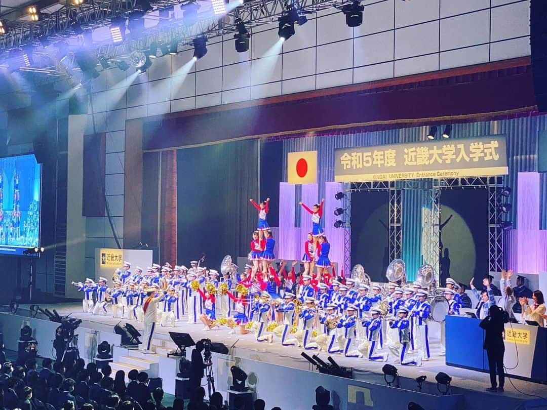 寺川綾さんのインスタグラム写真 - (寺川綾Instagram)「🌸近畿大学入学式🌸 新入生の皆さん、ご入学おめでとうございます㊗️ 今年もつんくさんプロデュースの華やかな入学式が挙行されました✨✨ 卒業生として今年も参加させていただき嬉しさと共に刺激を頂きました🙏 今年も近大のパワーがすごい💪💪💪 つんくさんはじめ、関係者の皆様お世話になりありがとうございました🙇‍♀️ #近畿大学 #入学式 #おめでとうございます  #つんくさんプロデュース #今年も迫力満点 #盛り上がりました #ナダルさんは #近大同期 #つんくさん #月亭文都さん #ナダルさん #せいやさん #石塚理奈さん #皆さんありがとうございました」4月1日 18時57分 - terakawaaya_official