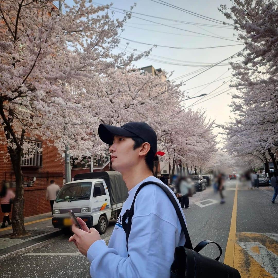 キム・ジョンモさんのインスタグラム写真 - (キム・ジョンモInstagram)「일 가기전 사실상 올해 마지막 벚꽃구경🌸」4月1日 19時03分 - pureandsexy