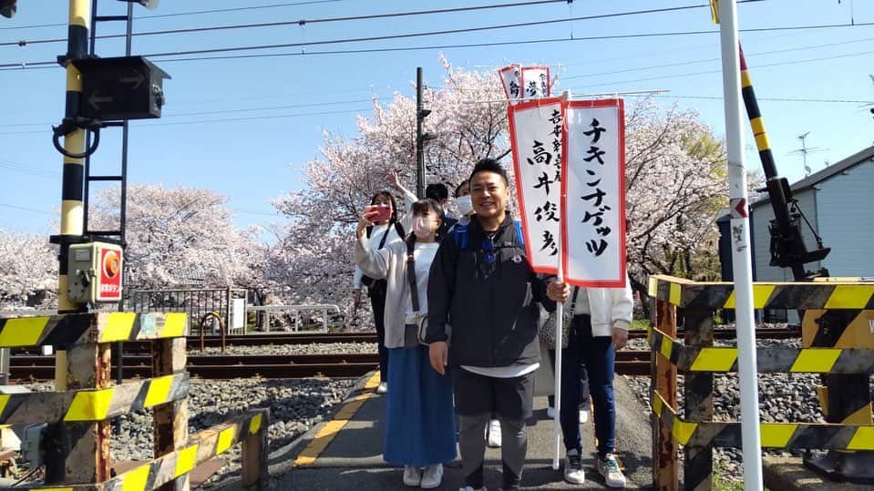 吉本新喜劇さんのインスタグラム写真 - (吉本新喜劇Instagram)「#奈良市公園夢プロジェクト の一環である、 「○○の道を考えようウォーキング」 「ミニ青空フードコート祭り」 を本日実施しました🚶‍♂️🍴  クラウドファンディングにご協力いただいた皆さんと 満開の桜の中ウォーキングをしたり、 大宮町六丁目街区公園では、 近隣の飲食店のテイクアウトを持ち寄り青空の下で食べながら ミニ新喜劇ズッコケ体験も行いました🌸  これからも奈良を盛り上げるべく #高井俊彦 さんが奮闘します🔥🔥」4月1日 18時59分 - yoshimotoshinkigeki