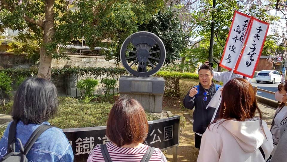 吉本新喜劇さんのインスタグラム写真 - (吉本新喜劇Instagram)「#奈良市公園夢プロジェクト の一環である、 「○○の道を考えようウォーキング」 「ミニ青空フードコート祭り」 を本日実施しました🚶‍♂️🍴  クラウドファンディングにご協力いただいた皆さんと 満開の桜の中ウォーキングをしたり、 大宮町六丁目街区公園では、 近隣の飲食店のテイクアウトを持ち寄り青空の下で食べながら ミニ新喜劇ズッコケ体験も行いました🌸  これからも奈良を盛り上げるべく #高井俊彦 さんが奮闘します🔥🔥」4月1日 18時59分 - yoshimotoshinkigeki