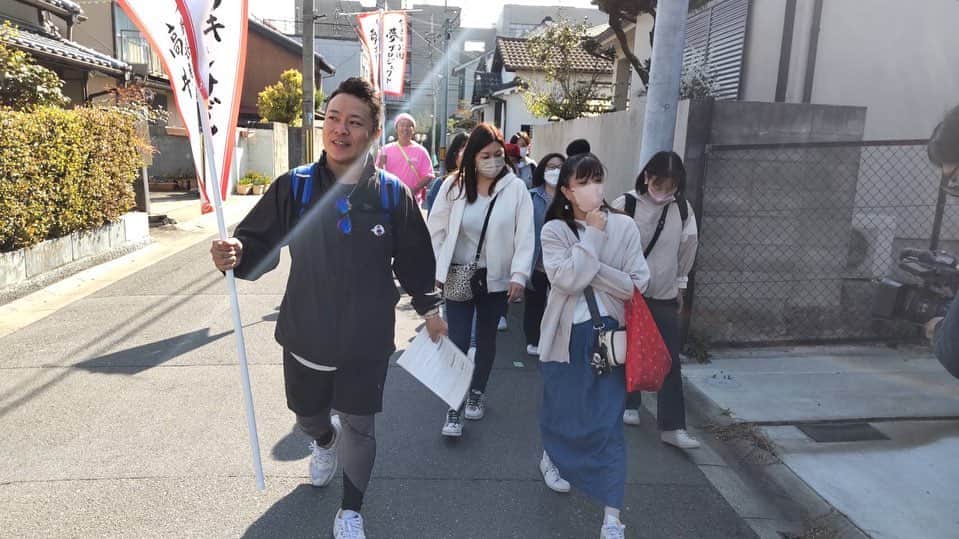 吉本新喜劇のインスタグラム：「#奈良市公園夢プロジェクト の一環である、 「○○の道を考えようウォーキング」 「ミニ青空フードコート祭り」 を本日実施しました🚶‍♂️🍴  クラウドファンディングにご協力いただいた皆さんと 満開の桜の中ウォーキングをしたり、 大宮町六丁目街区公園では、 近隣の飲食店のテイクアウトを持ち寄り青空の下で食べながら ミニ新喜劇ズッコケ体験も行いました🌸  これからも奈良を盛り上げるべく #高井俊彦 さんが奮闘します🔥🔥」