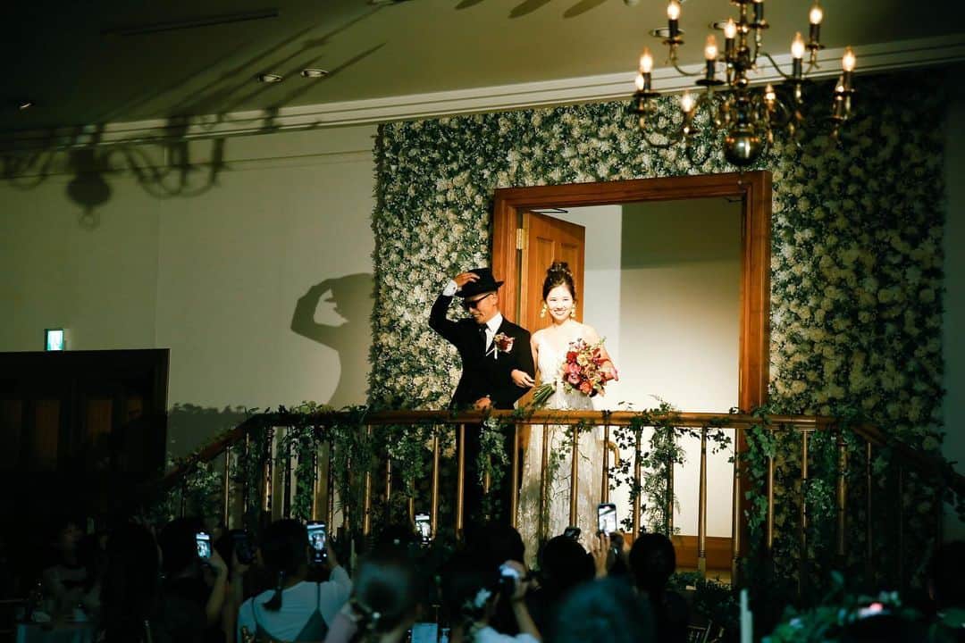 ザ・ジョージアンテラスのインスタグラム：「.  お色直しのご入場もお二人らしく❤️  __________________ @the_georgian_terrace をフォローして #ザジョージアンテラス #ジョージアンテラス  のハッシュタグをつけて お写真を投稿してみてくださいね💐 __________________  #ナチュラルウェディング #ザジョージアンテラス #ジョージアンテラス #THEGEORGIANTERRACE #結婚式 #ウェディング #wedding  #りんくうタウン #大阪結婚式 #一軒家 #貸切ウェディング #ゲストハウス #アットホームウェディング #フォトウェディング #ブライダル #weddingtbt #dress #weddingphoto #オリジナルウェディング #ウェディングドレス #weddingdress #dress  #ガーデンウェディング」