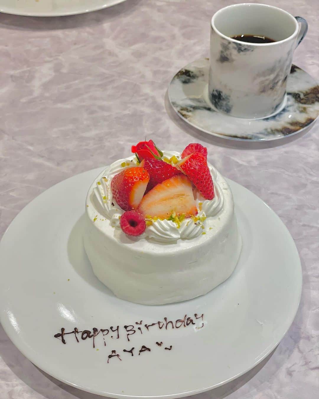 彩耶さんのインスタグラム写真 - (彩耶Instagram)「♡♡♡ お誕生日のお祝いをしてもらったよ🎂✨  あきちゃん @akiko.u1102 嬉しいな🥹✨ありがと〜💗 ⠀⠀⠀ ⠀⠀  一 𝔹𝕚𝕣𝕥𝕙𝕕𝕒𝕪 𝕃𝕦𝕟𝕔𝕙 🍽 一 お洒落で素敵なお店を予約してくれてたよ😌✨ @yorugohan_queuxnorm   お料理はどれも美味しくて✨ お誕生日ケーキがとっても可愛いかったよ🎂💕  プレゼントも嬉しい〜🥹🎁✨ 私が香り好きだから、素敵なアロマキャンドル選んでくれてた✨💕 毎日、リビングで癒されてるよ🕯✨ ⠀⠀⠀ ⠀⠀ あきちゃん、いろいろ本当にありがとうね🥺💓 大好きなお友達からお祝いしてもらえて 幸せでした😌✨  ⠀⠀⠀ ⠀⠀ #お誕生日 #birthday #バースデー #queuxnorme #クゥノーム #お誕生日プレゼント #birthdaypresent  #プレゼント #SantaMariaNovella #アロマキャンドル #キャンドル #大阪 #モデル #model #ウォーキング講師 #ありがとう #感謝」4月1日 19時00分 - 3aya11