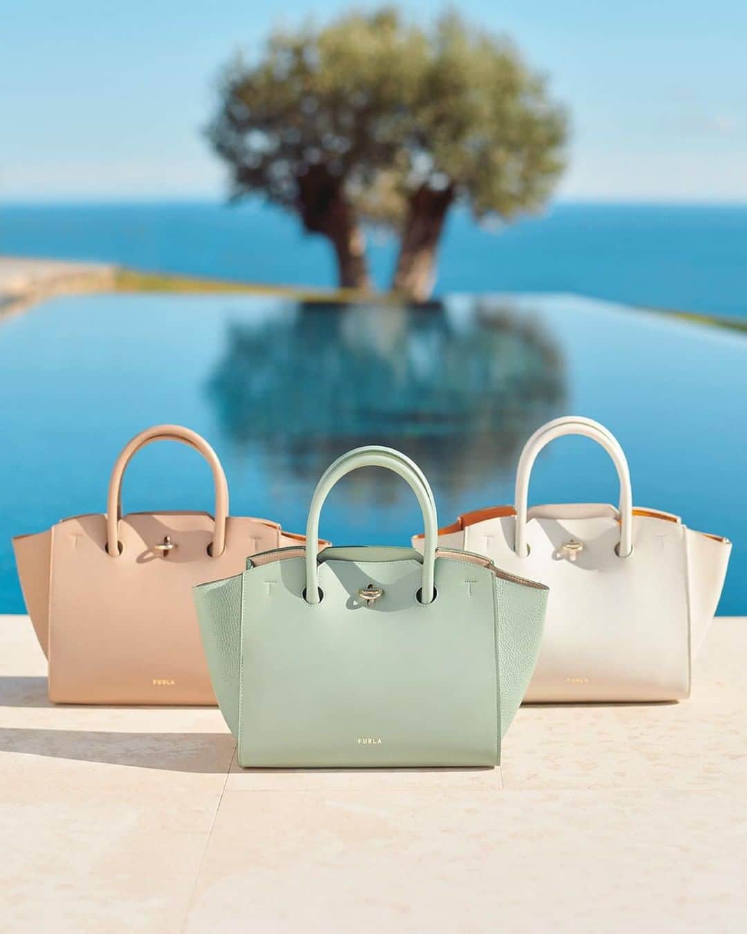 フルラのインスタグラム：「Pastel colors and elegance. Enjoy the timeless Italian savoir-faire with Furla Genesi.   #ItalybyFurla #FurlaSS23 #Furla」