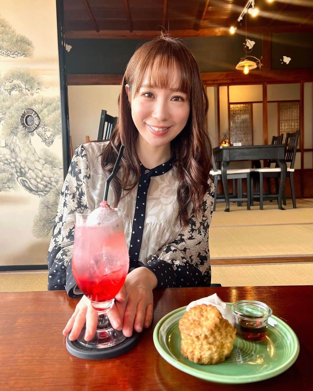 島川未有のインスタグラム：「クリームソーダの桜味🌸に出会いました🤤 桜味好きなんです、あの甘ジョッパイ感じが。  #徳島スイーツ#徳島カフェ#徳島グルメ#徳島ランチ#徳島カフェ巡り#桜味#桜スイーツ#桜ソーダ#ootd#ootdfashion#followforlike」