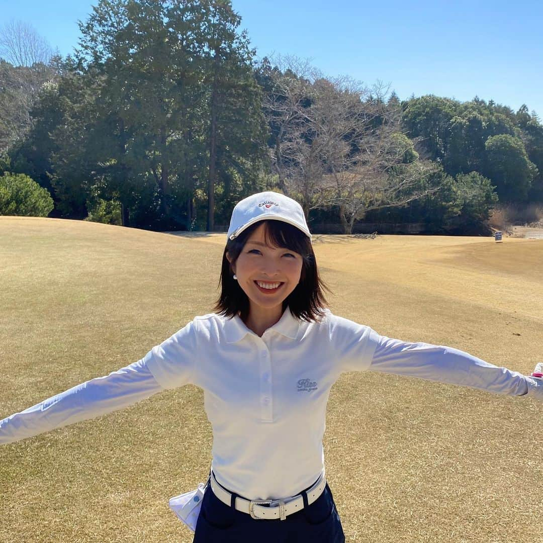 小尾渚沙のインスタグラム：「今日から４月ですねっ🌸  写真は先日のゴルフ⛳️💕 おニューのキャップとゴルフシューズで気分はルンルンです😍  ポカポカ陽気で、ランチのビールが一瞬でした〜🤣🤣笑  今月も（今年度も）宜しくお願い致しますっ❣️ . . #スワイプしてね 👉 #ゴルフ #ゴルフ女子 #趣味 #休日 #スイング動画 #ゴルフ上手くなりたい  #小尾ールタイム #玉造ゴルフ倶楽部」