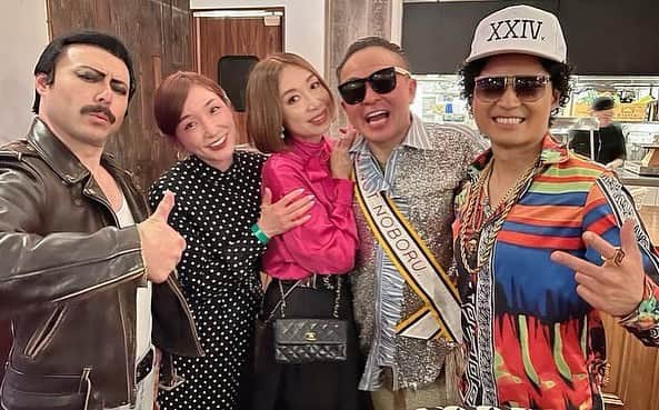 野宮真貴のインスタグラム：「. 東京は夜の七時♪  さすが世界のノボル！ 世界中からスターが集結！  @noboruok   #東京は夜の七時 #昨日の誕生会  #おめでとう #ノボル #ヘアメイクアップアーティスト #野宮真貴 #missmakonomiya」