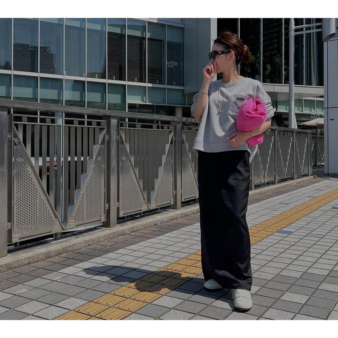 liiiiche23のインスタグラム：「・ ・ 🌸からの🥟な日🍺  完全にTPO間違ってるクラッチやけど、 🌸の日に持ちたくて🦩💗  クラッチ持ってる日は何かにつけて、 ちょっと持ってって言うから、 母にむちゃくちゃイヤそうにされます😂笑  私、タイトスカートが似合わなくて、 でもズルズルに長めのタイトスカートが欲しくて、 むちゃくちゃ悩んで悩んでgetしたこちら🖤 後ろに2枚仕立てのスリットも入ってて、 綺麗なサテン素材も大人可愛い🖤 丈に合わせたから、ウエストはちょっと大きめやけど、 ようやく理想のスカートに出会えた🖤 ※そしてなんと手洗い可🙆‍♀️ ⁡ tops... @prada  skirt... @setens_official  shoes... @newbalance  bag... @bottegaveneta_international  sunglasses... @prada  ⁡ code詳細は @parte_official に載せてます✔️ 楽天room @room_rakuten も更新中です✔️ ⁡ ・　　 ・ #code #coordinate #fashion #outfit #outfitoftheday #ootd #prada #プラダ　#pradasunglasses #sunglasses #サングラス #タイトスカート #tightskirt #bottegaveneta #bottega #newbottega #newbottegaveneta #bottegabag #bottegavenetabag #bottegathepouch #ボッテガ #ボッテガヴェネタ #ボッテガヴェネタバッグ #ザポーチ #newbalance #newbalance550 #ニューバランス #ニューバランス550 #cartier #cartierwatch」
