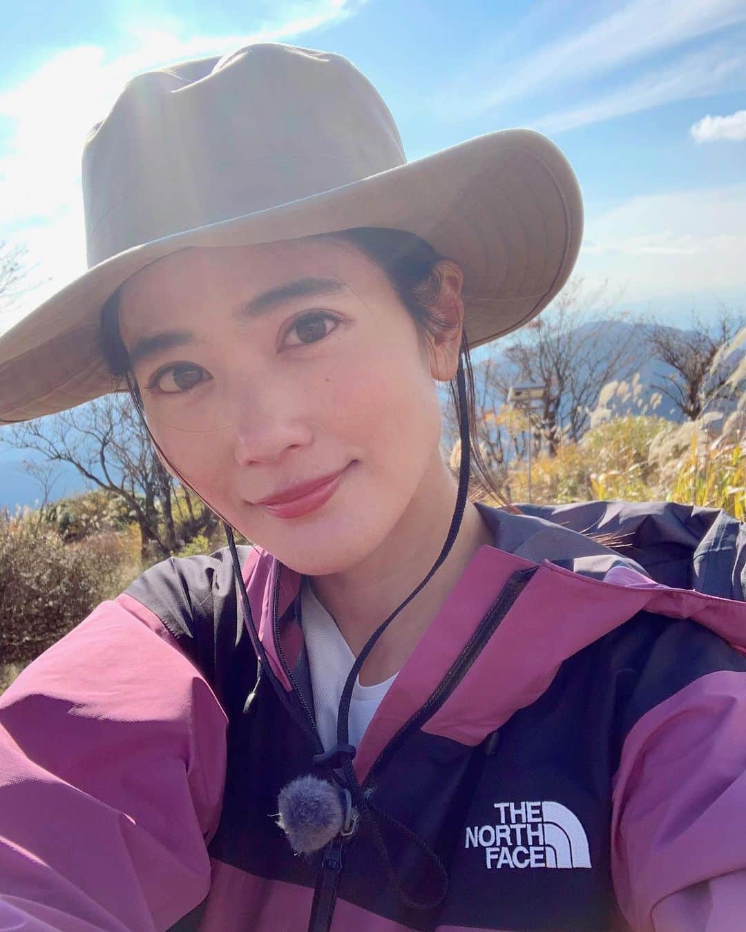のインスタグラム：「明日✨4/2(日)NHK総合　午後1:05〜 『にっぽん百低山〜鍋割山・神奈川〜』 の再放送があります☻✨🏔 酒場詩人の吉田類さんと鍋割山へ。 低山といえど、いい具合にハードで☺️ 鍋焼きうどんのご褒美が待っているという山。。🍲  先日も再放送があったみたいで お知らせできておらずすみません！💦 見てフォローしてくださった方も多く。 ありがとうございます😌 初回放送の時はBSだったので見れなかった方も、 今回地上波なので是非ご覧くださいー！☺️  今日から4月スタート。🌸♡ 色々な意味で心機一転。気合十分。 みなさんも新年度、わくわく楽しんでスタートが切れますように✨  #にっぽん百低山 #鍋割山 #一双麻希work #nhk   #低山 #低山ハイク #吉田類 さん #低山登山 #丹沢 #鍋割山荘 #山女 #山ガール #登山女子 #登山 #日本百名山 #百名山 #ハイキング #自然が好き #アウトドア好き #アウトドア女子 #キャンプ女子 #キャンプ好き #山好き #登山初心者 #山好きな人と繋がりたい #thenorthface #ノースフェイス #いっそうまき山記録」