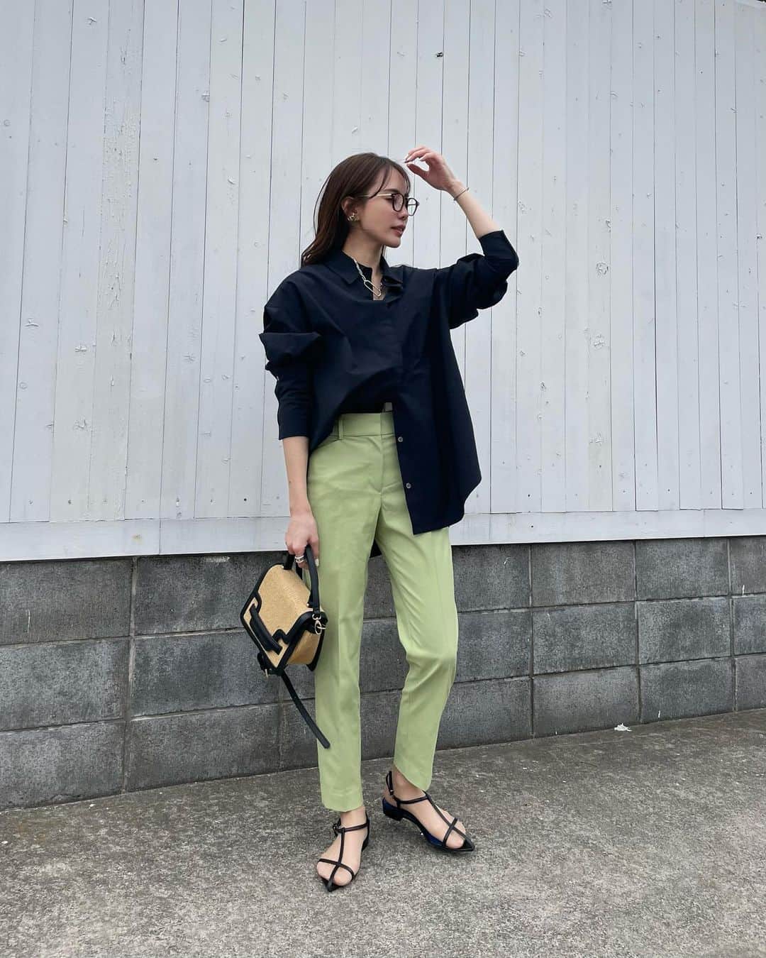 Aoiのインスタグラム：「春色パンツ🌿 定番化してしまったシャツ✖️パンツは色で遊ぶのが最近のブームですが、今年もカラーパンツは @plst_official で🥰   #きちんとしていたい時の毎日服 #PLST #プラステ #シャツ#カラーパンツ#スティックパンツ#パンツコーデ#春コーデ#骨格ナチュラル #平均身長コーデ#fashion#ootd#cordinate#大人カジュアル」