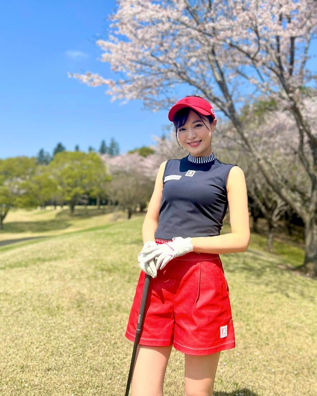 高橋としみのインスタグラム：「最高のゴルフ日和⛳️🫶  ノースリーブでも寒くない✨✨ お花見全くしてないけど、 ゴルフでお花見できた🌸🌸 しあわせ♥️  スウィング…変な気がする🥺 また迷子になってるかも💦💦  ウェア　全身 @chucuchu_official  @chucuchu_official_jp  #ゴルフ#ゴルフ女子#ゴルフウェア#ゴルフコーデ#桜見ゴルフ#お花見ゴルフ#golf」