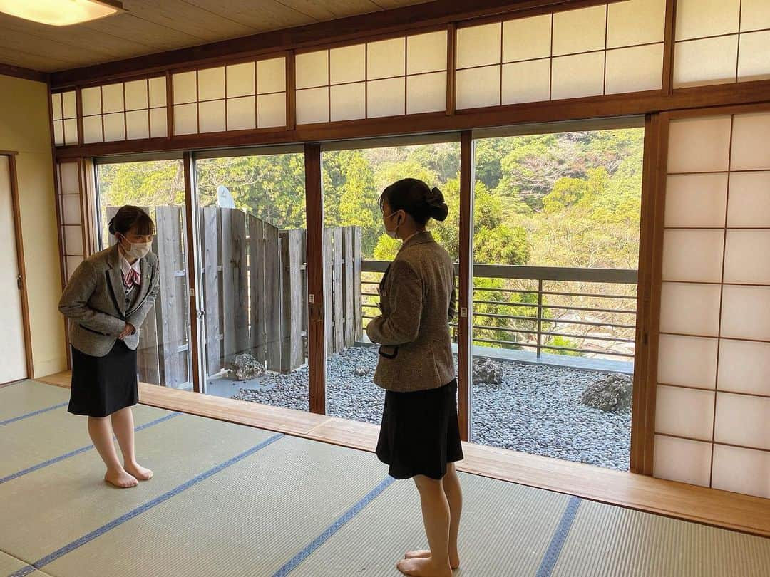 湯の山温泉 寿亭|Ryokan KOTOBUKITEIのインスタグラム：「・ こんばんは🌙 本日４月１日、寿亭の入社式が行われました。 接客メンバーと調理メンバー各1名の新しい仲間が増えました☺️ ・ 今年は土曜日という事で入社式を終え、早速多くのお客様のお出迎えを一緒に致しました。  笑顔が素敵で明るくハキハキとした元気溢れるメンバーが増え、嬉しく、これからの成長が楽しみです🌸 お客様にとってここに来てよかった。また来たいと思っていただける旅館へと…新たに成長して参ります。 ・ 初々しい姿が微笑ましく、記念にお辞儀の練習風景をパシャリ📸 これからよろしくお願いいたします！ ・ #三重#温泉#温泉好き#温泉旅行#旅行#温泉旅館#貸切風呂 #寿亭三重旅#三重旅行#女子旅#旅館寿亭#寿亭中庭#部屋食#有形文化財 #おもてなし #湯の山温泉 #三重旅館 #寿亭#入社式  #mie#japan#yunoyamaonsen#onsen#ryokan#ryokanlife#visitmie」