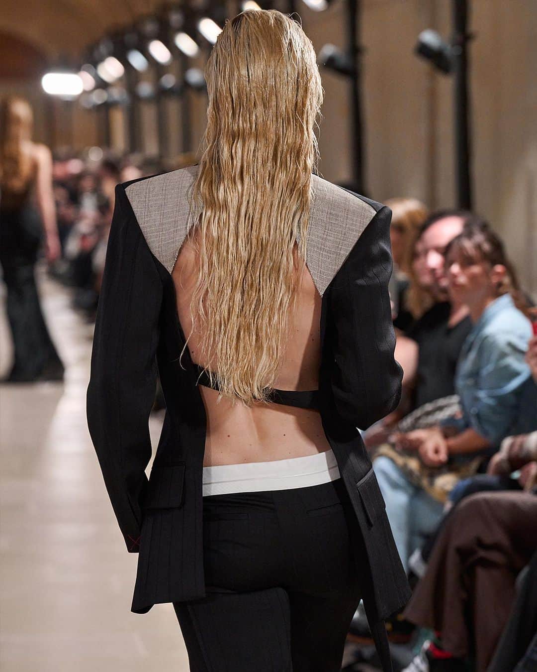 のインスタグラム：「LOOK AVAILABLE NOW AT VICTORIABECKHAM.COM AND AT 36 DOVER STREET.  Conceal and reveal. @GigiHadid you look incredible wearing the #VBSS23 Backless Tux Jacket, Textured Wool Side Panel Trouser and Mini Chain Pouch! Kisses xx VB  Discover deconstructed tailoring and the Chain Pouch now at VictoriaBeckham.com and at 36 Dover Street.」
