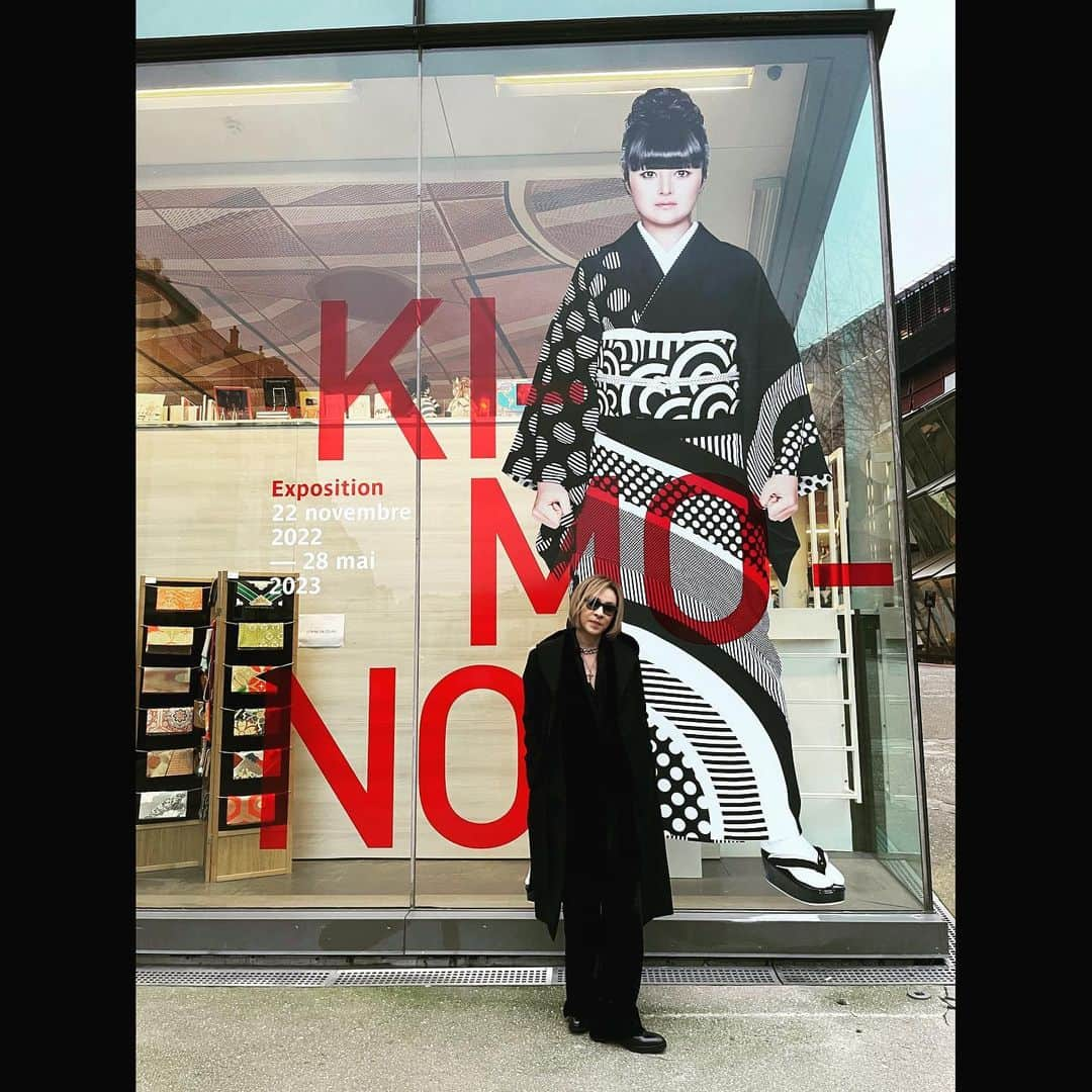 YOSHIKIさんのインスタグラム写真 - (YOSHIKIInstagram)「.@Yoshikimono is showcased at Musée du Quai in Paris for  Kimono - Exhibition through May 28! Check out Yoshikimono. パリの美術館で5月28日まで展示！世界に広がってきている😱 Merci beaucoup Yoshiki  https://bit.ly/3FSU075  #yoshiki #yoshikimono #paris #museum #ExpoKimonoMQB #quaibranly #fashion #fashiondesigner  @quaibranly @vamuseum」4月1日 19時15分 - yoshikiofficial