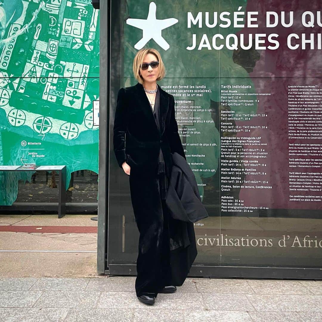 YOSHIKIさんのインスタグラム写真 - (YOSHIKIInstagram)「.@Yoshikimono is showcased at Musée du Quai in Paris for  Kimono - Exhibition through May 28! Check out Yoshikimono. パリの美術館で5月28日まで展示！世界に広がってきている😱 Merci beaucoup Yoshiki  https://bit.ly/3FSU075  #yoshiki #yoshikimono #paris #museum #ExpoKimonoMQB #quaibranly #fashion #fashiondesigner  @quaibranly @vamuseum」4月1日 19時15分 - yoshikiofficial