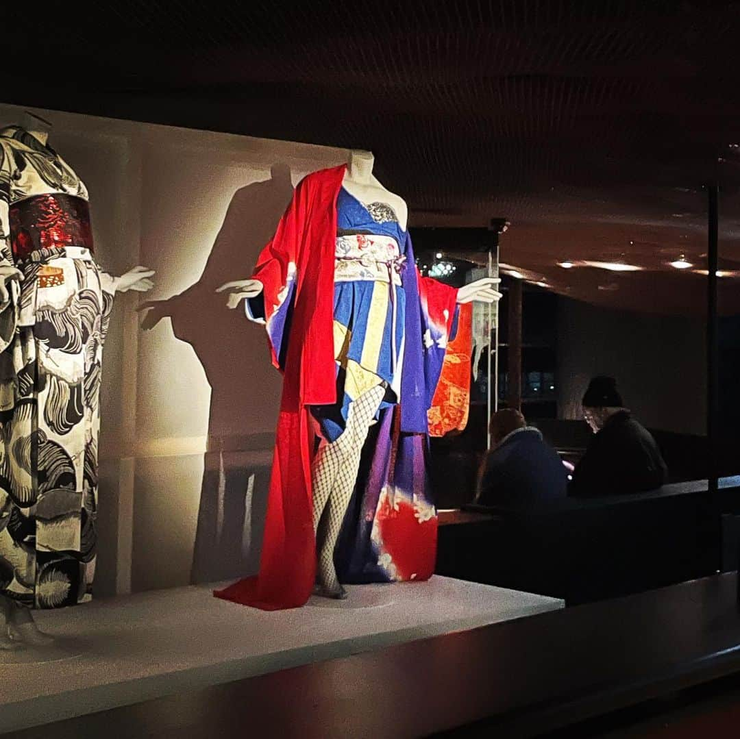 YOSHIKIさんのインスタグラム写真 - (YOSHIKIInstagram)「.@Yoshikimono is showcased at Musée du Quai in Paris for  Kimono - Exhibition through May 28! Check out Yoshikimono. パリの美術館で5月28日まで展示！世界に広がってきている😱 Merci beaucoup Yoshiki  https://bit.ly/3FSU075  #yoshiki #yoshikimono #paris #museum #ExpoKimonoMQB #quaibranly #fashion #fashiondesigner  @quaibranly @vamuseum」4月1日 19時15分 - yoshikiofficial